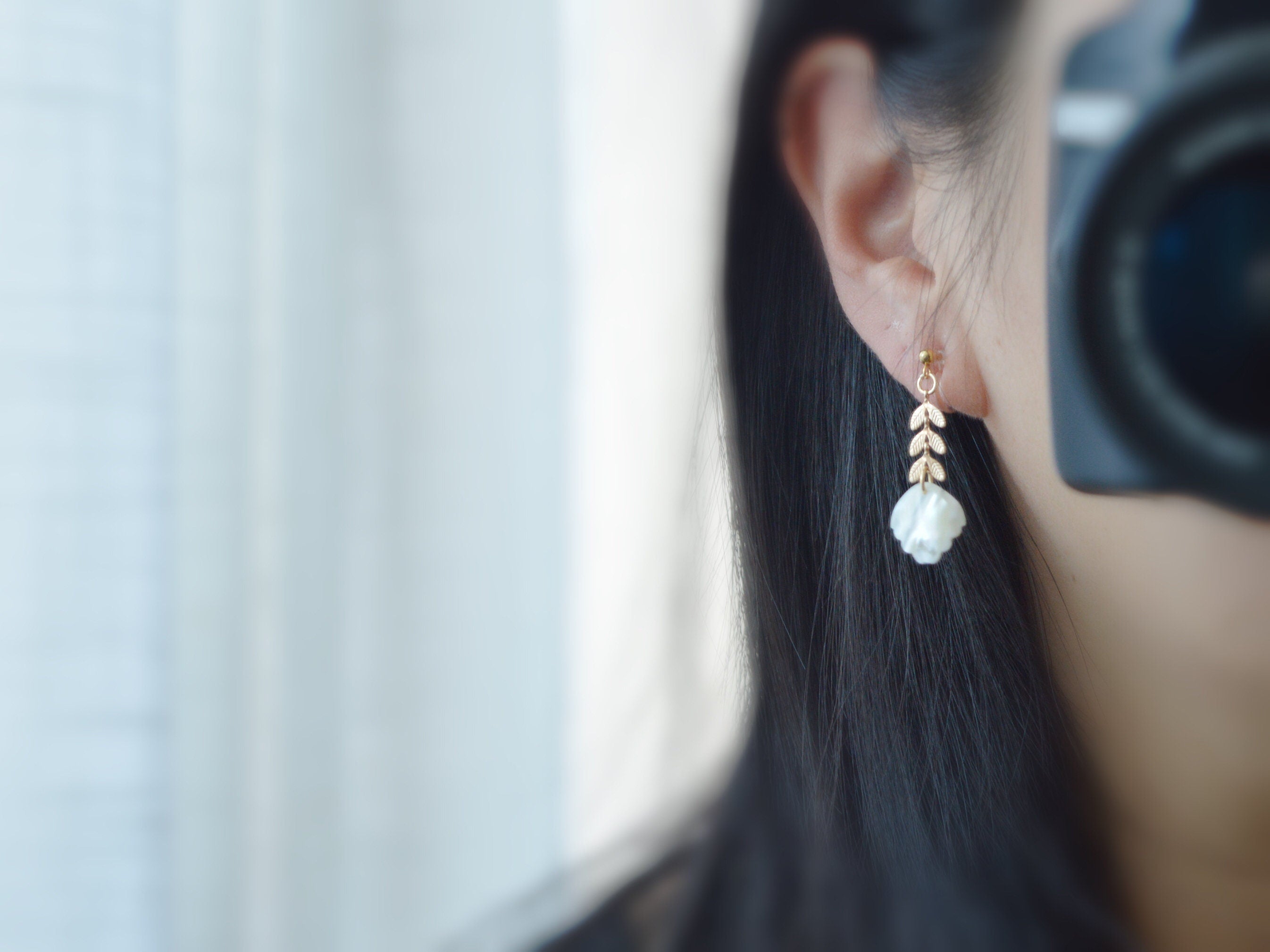 Boucles d'oreilles pendantes CLIPS INVISIBLES couleur doré, Chaîne feuilles, Perle Nacre blanche feuille, bijoux quotidien Moderne