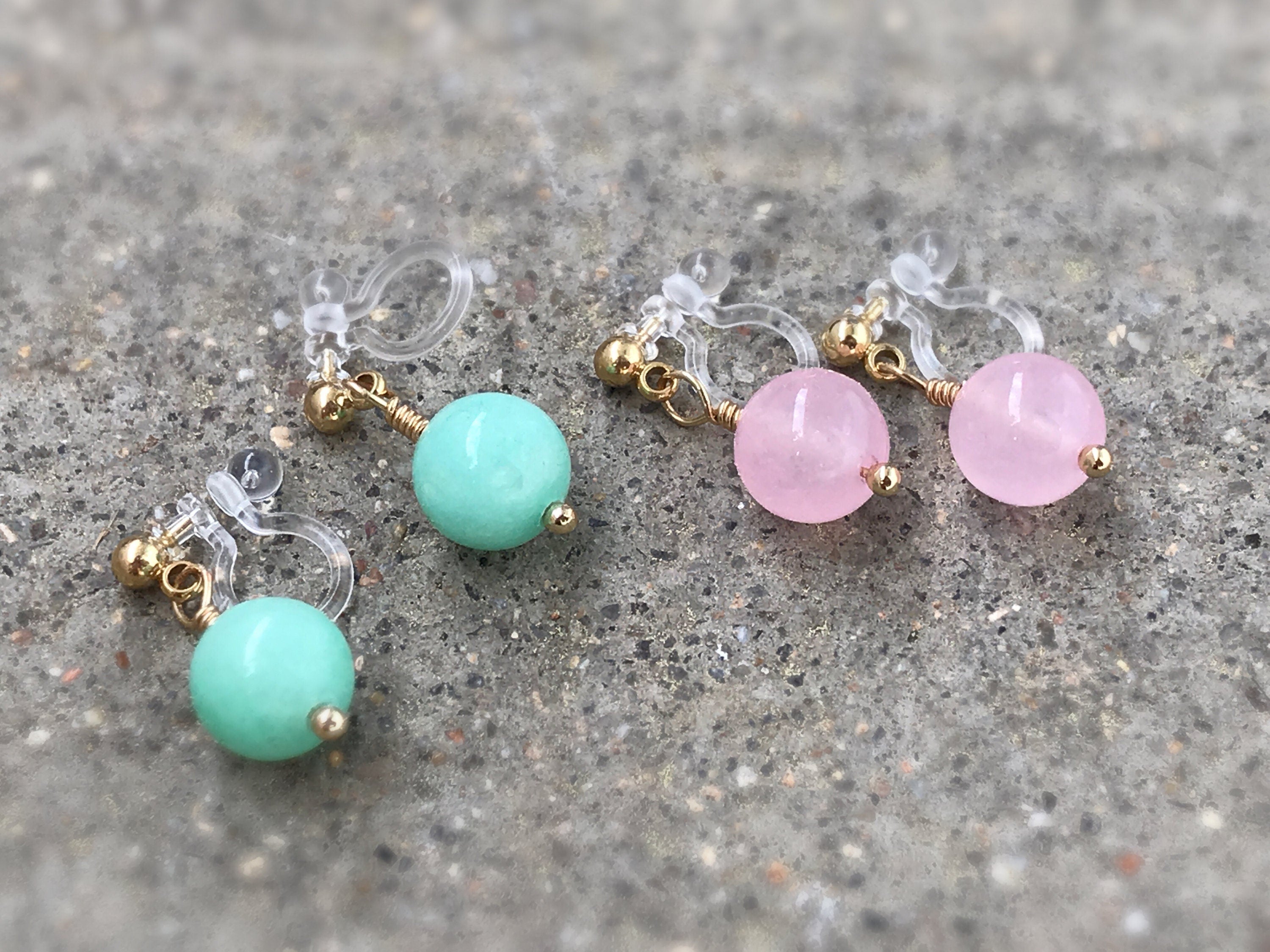 Boucles d'oreilles Clips INVISIBLES, Naturel Tianhe Pierre Calcédoine Vert. Clips d'oreilles. Bijoux quotidien, simple. Couleur doré.