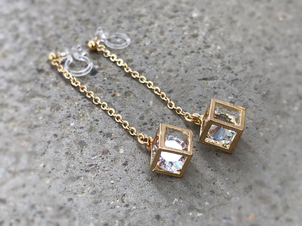 Longues Boucles d'oreilles pendantes CLIPS INVISIBLES couleur doré, Chaîne doré, Cube avec strass, bijoux quotidien, cadeaux pour elle.