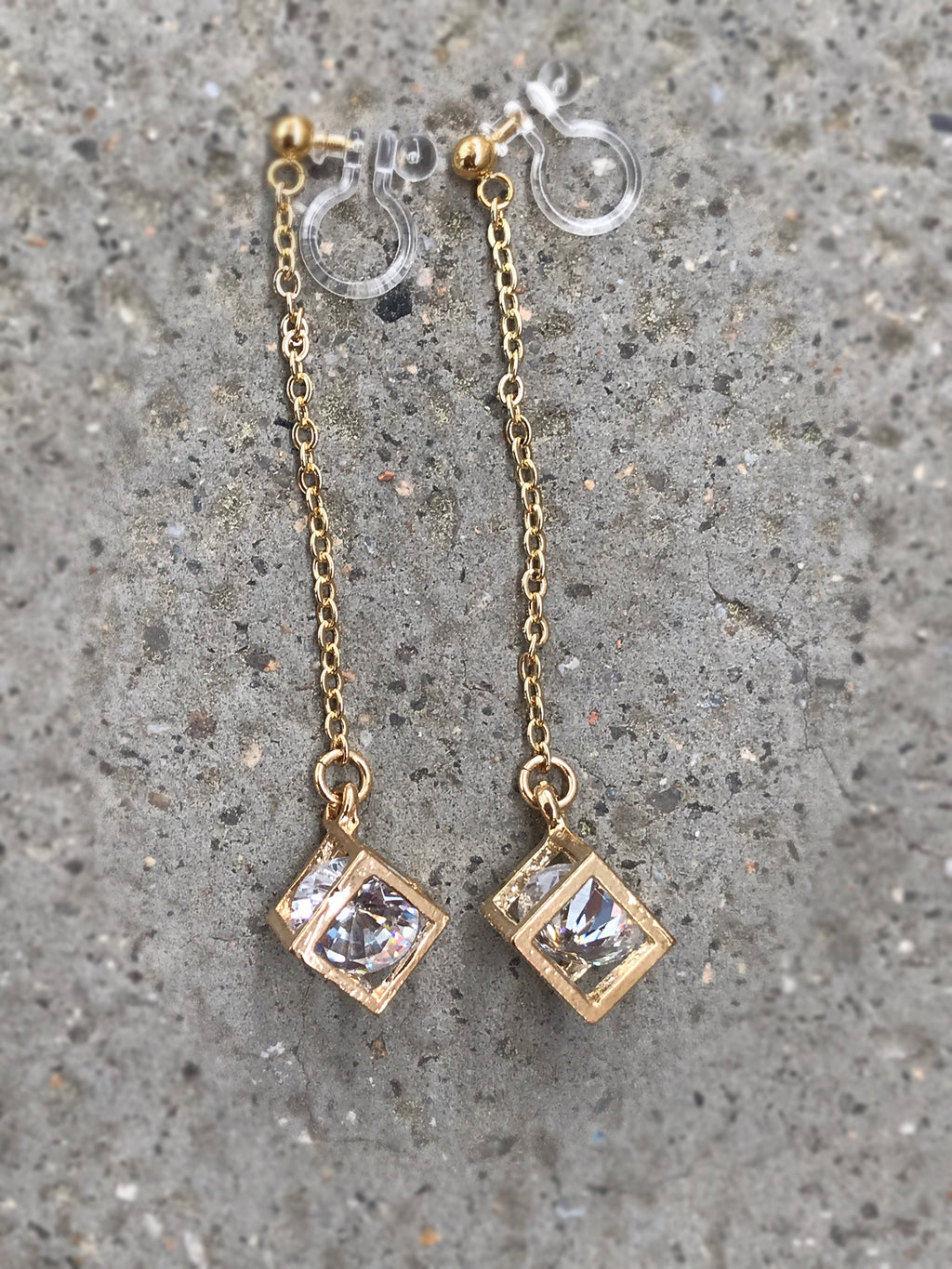 Longues Boucles d'oreilles pendantes CLIPS INVISIBLES couleur doré, Chaîne doré, Cube avec strass, bijoux quotidien, cadeaux pour elle.