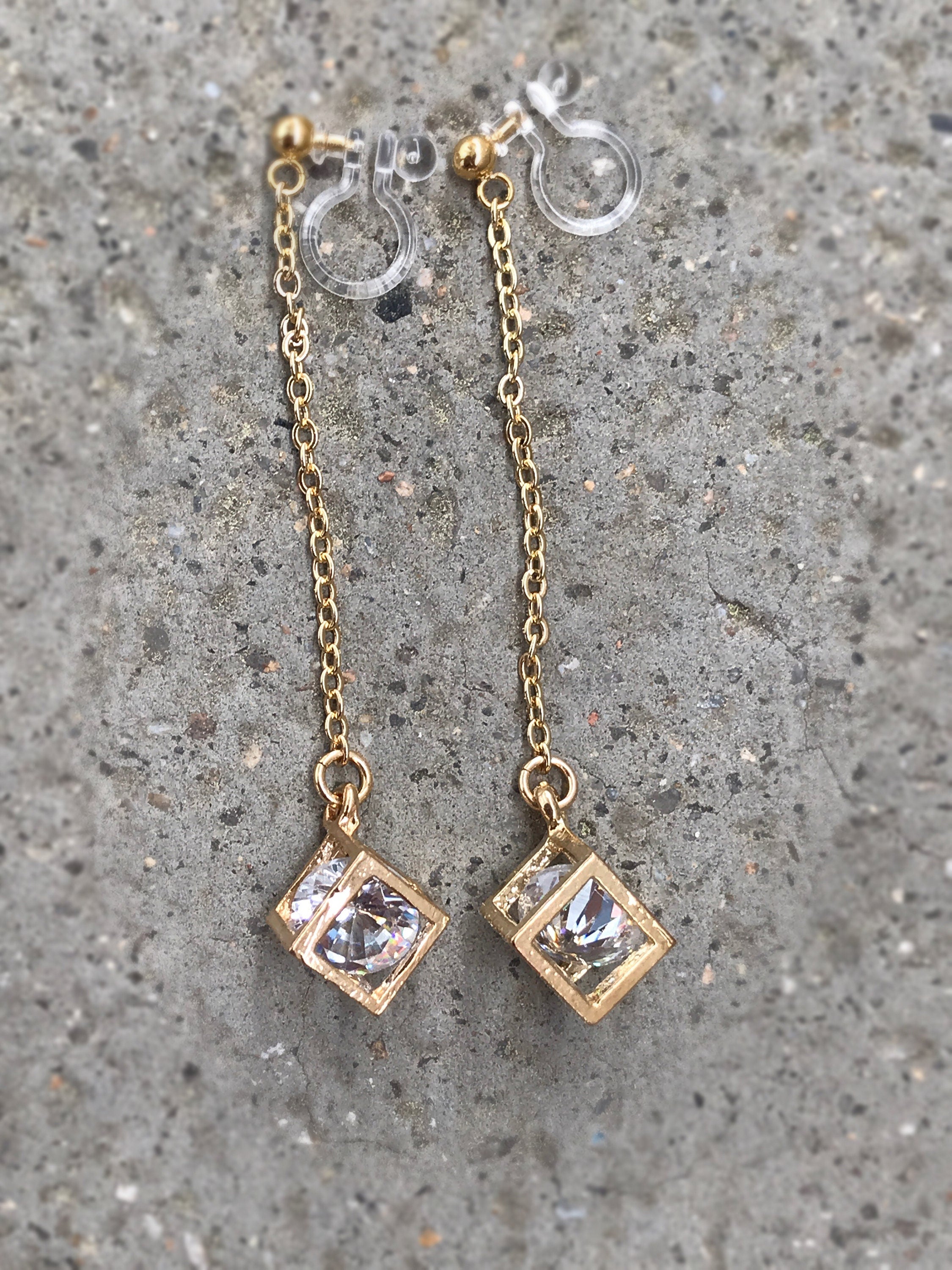 Longues Boucles d'oreilles pendantes CLIPS INVISIBLES couleur doré, Chaîne doré, Cube avec strass, bijoux quotidien, cadeaux pour elle.