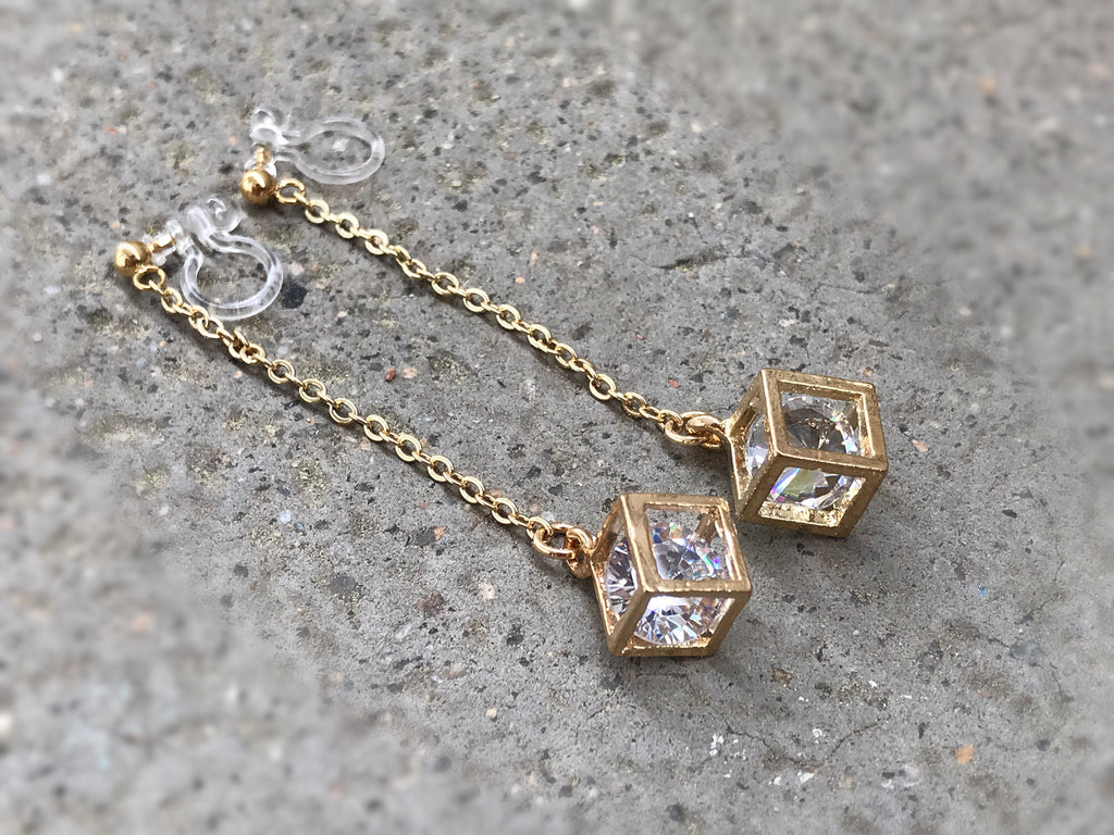 Longues Boucles d'oreilles pendantes CLIPS INVISIBLES couleur doré, Chaîne doré, Cube avec strass, bijoux quotidien, cadeaux pour elle.