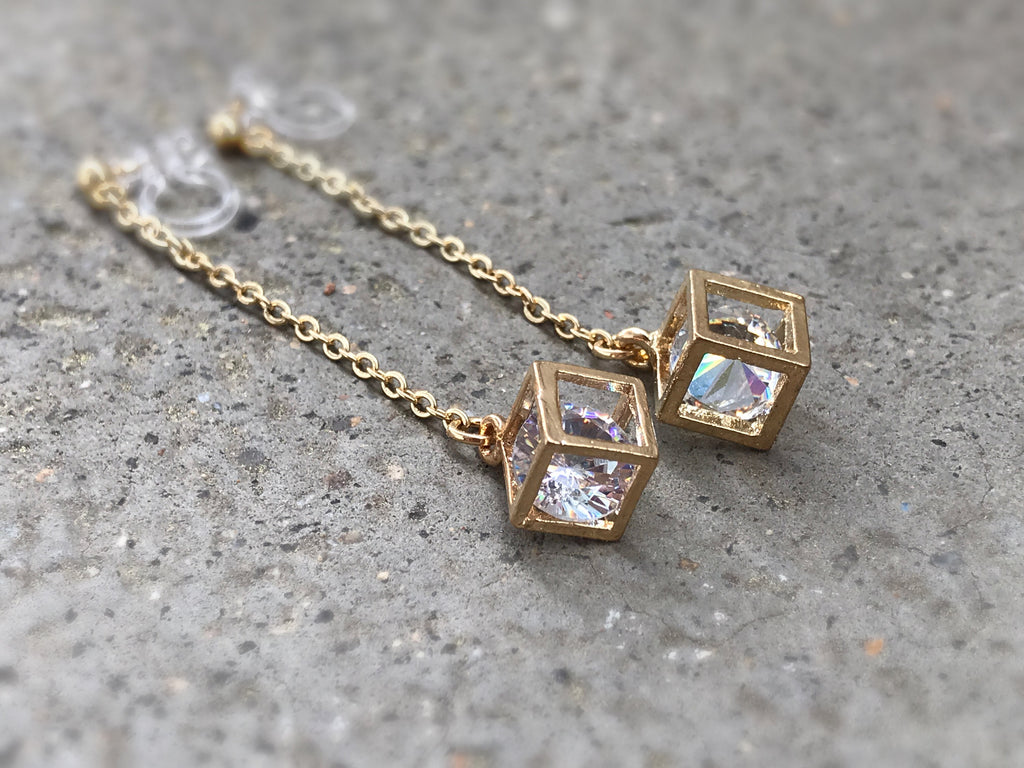 Longues Boucles d'oreilles pendantes CLIPS INVISIBLES couleur doré, Chaîne doré, Cube avec strass, bijoux quotidien, cadeaux pour elle.