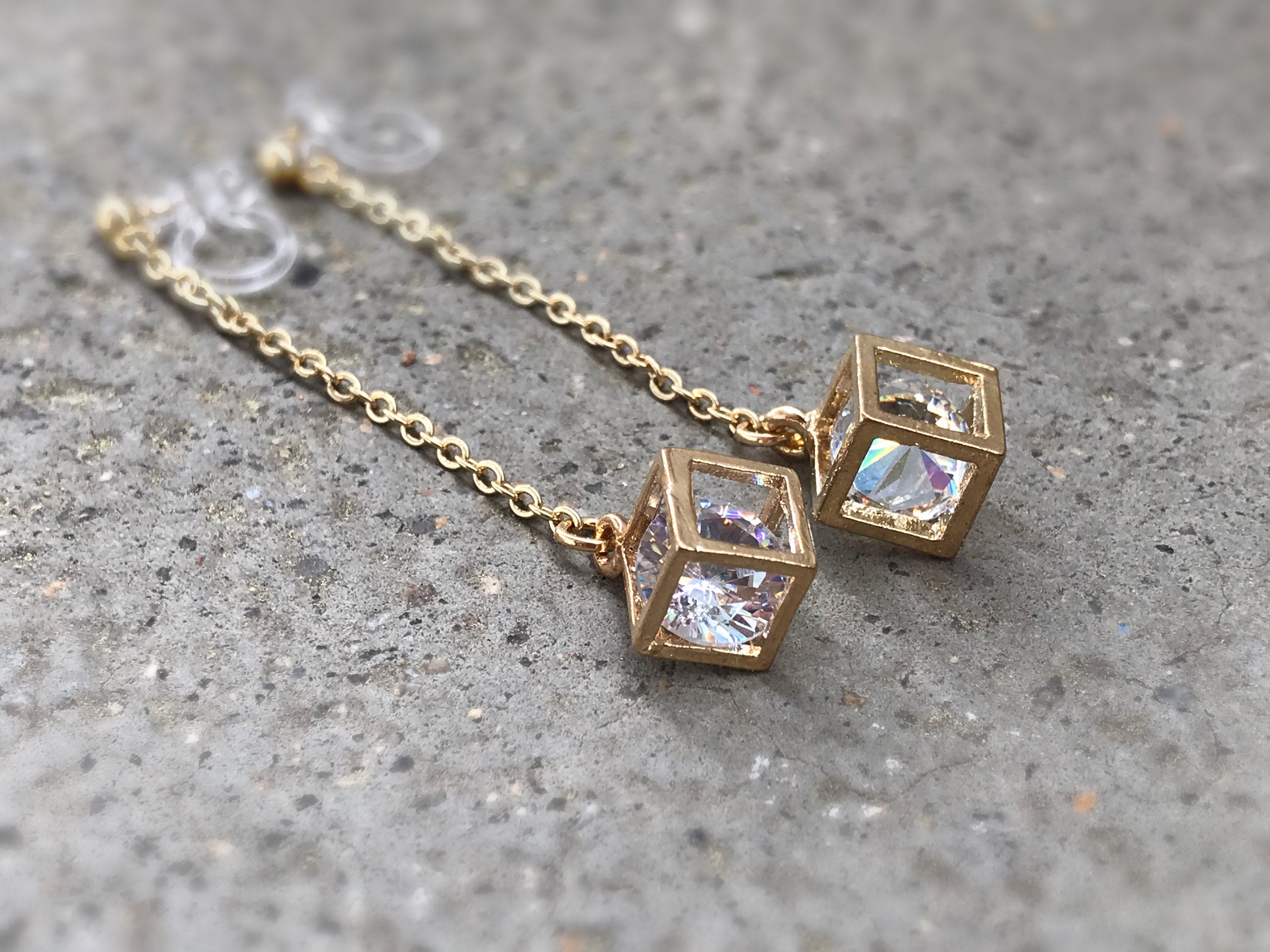 Longues Boucles d'oreilles pendantes CLIPS INVISIBLES couleur doré, Chaîne doré, Cube avec strass, bijoux quotidien, cadeaux pour elle.
