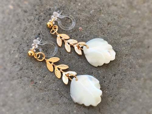 Boucles d'oreilles pendantes CLIPS INVISIBLES couleur doré, Chaîne feuilles, Perle Nacre blanche feuille, bijoux quotidien Moderne