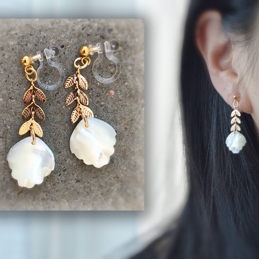 Boucles d'oreilles pendantes CLIPS INVISIBLES couleur doré, Chaîne feuilles, Perle Nacre blanche feuille, bijoux quotidien Moderne