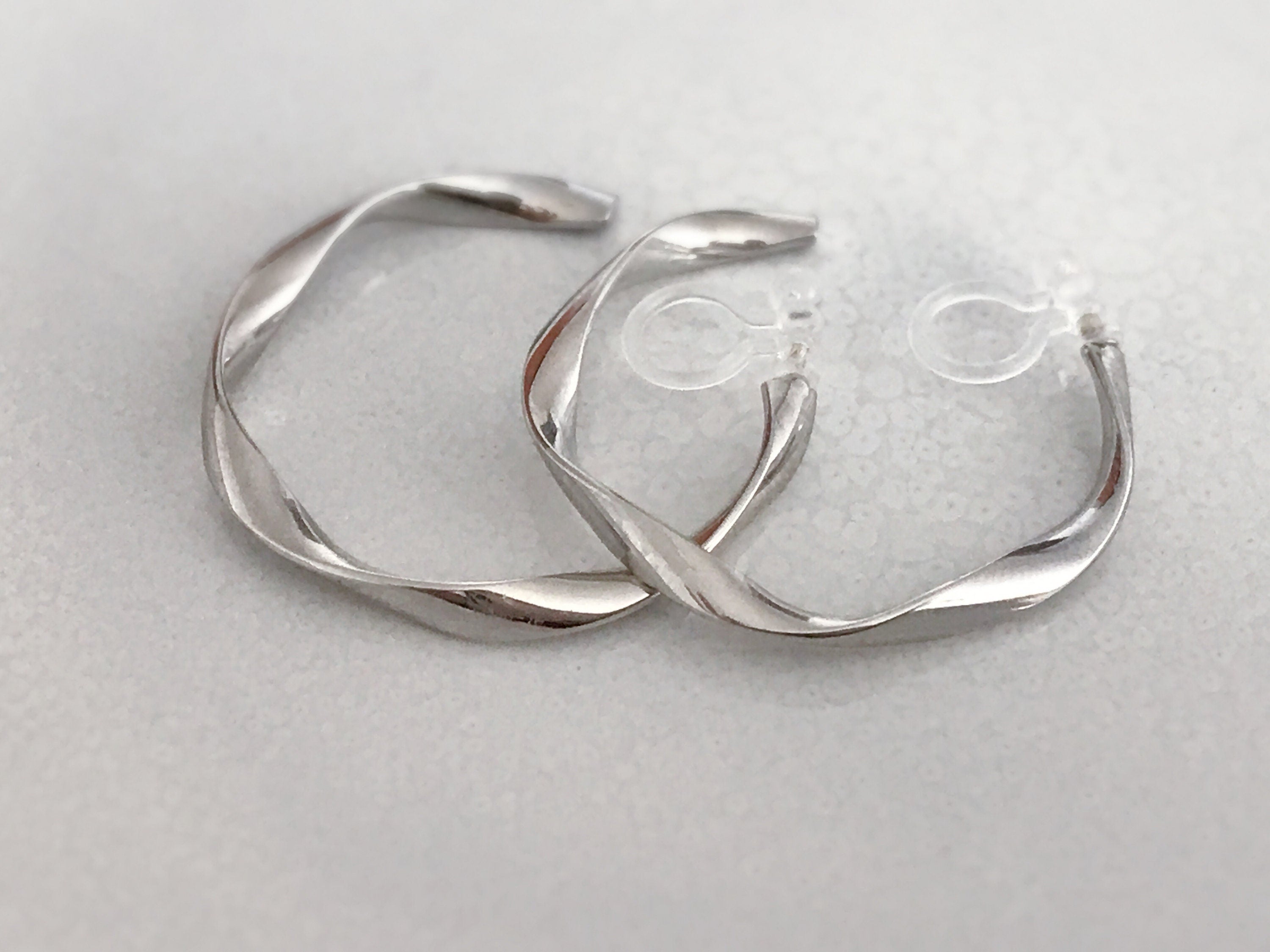 Anneaux Créoles Torsadé 30mm Clips Invisibles, CLIPS d'oreille Créoles Couleur Argent / Or. oreilles non percées, Anneaux Créoles 3cm.