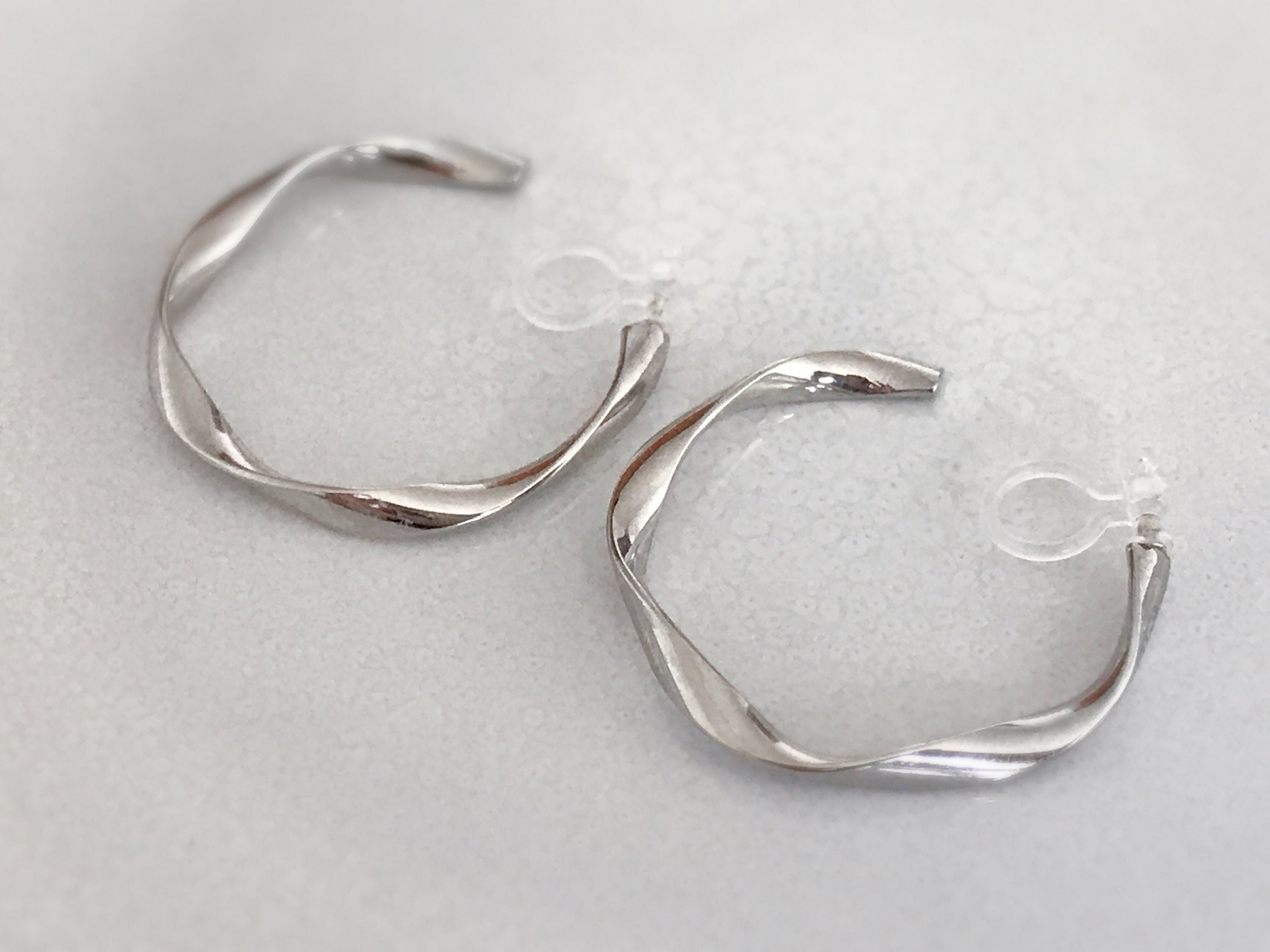 Anneaux Créoles Torsadé 30mm Clips Invisibles, CLIPS d'oreille Créoles Couleur Argent / Or. oreilles non percées, Anneaux Créoles 3cm.