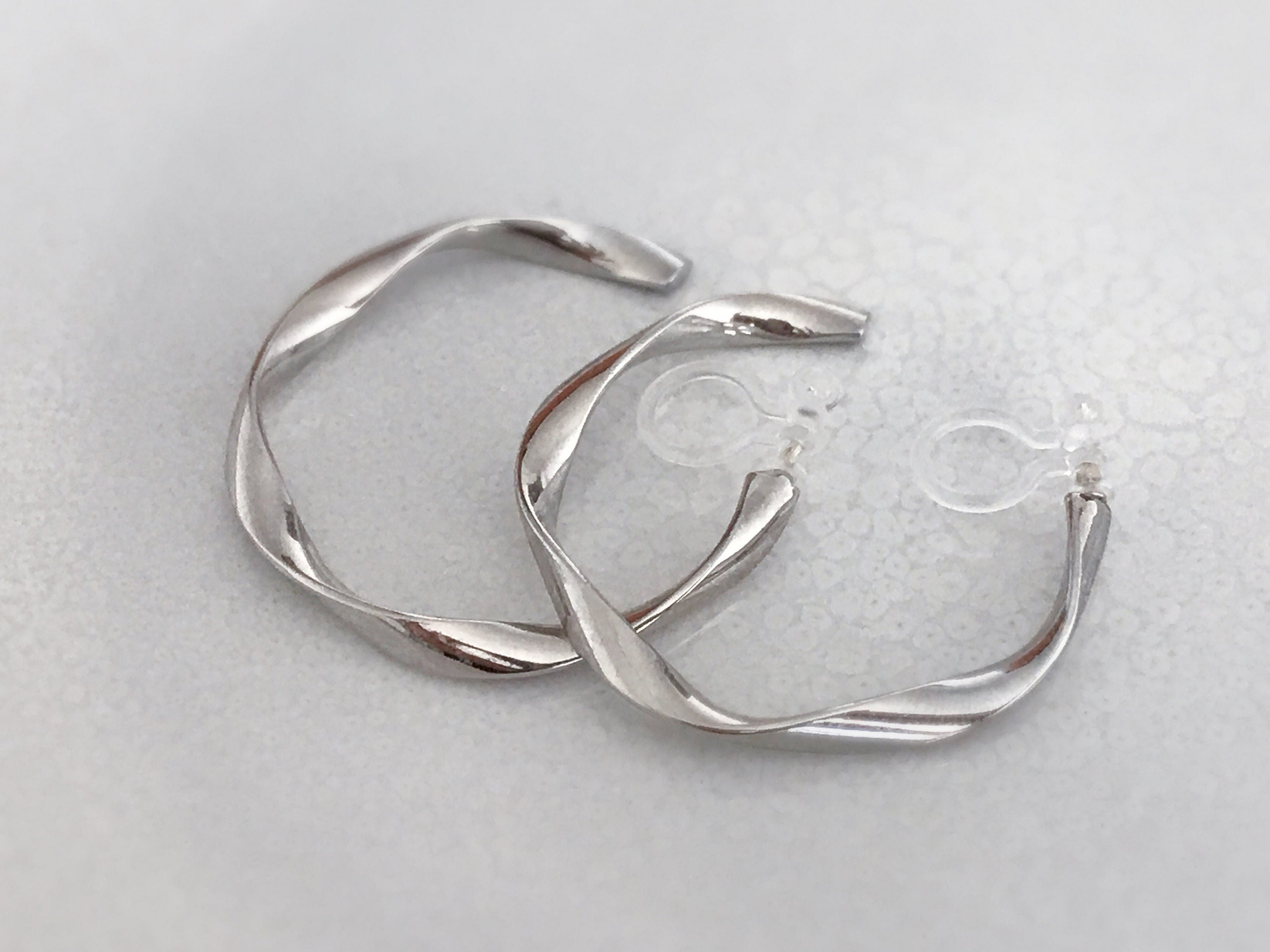 Anneaux Créoles Torsadé 30mm Clips Invisibles, CLIPS d'oreille Créoles Couleur Argent / Or. oreilles non percées, Anneaux Créoles 3cm.
