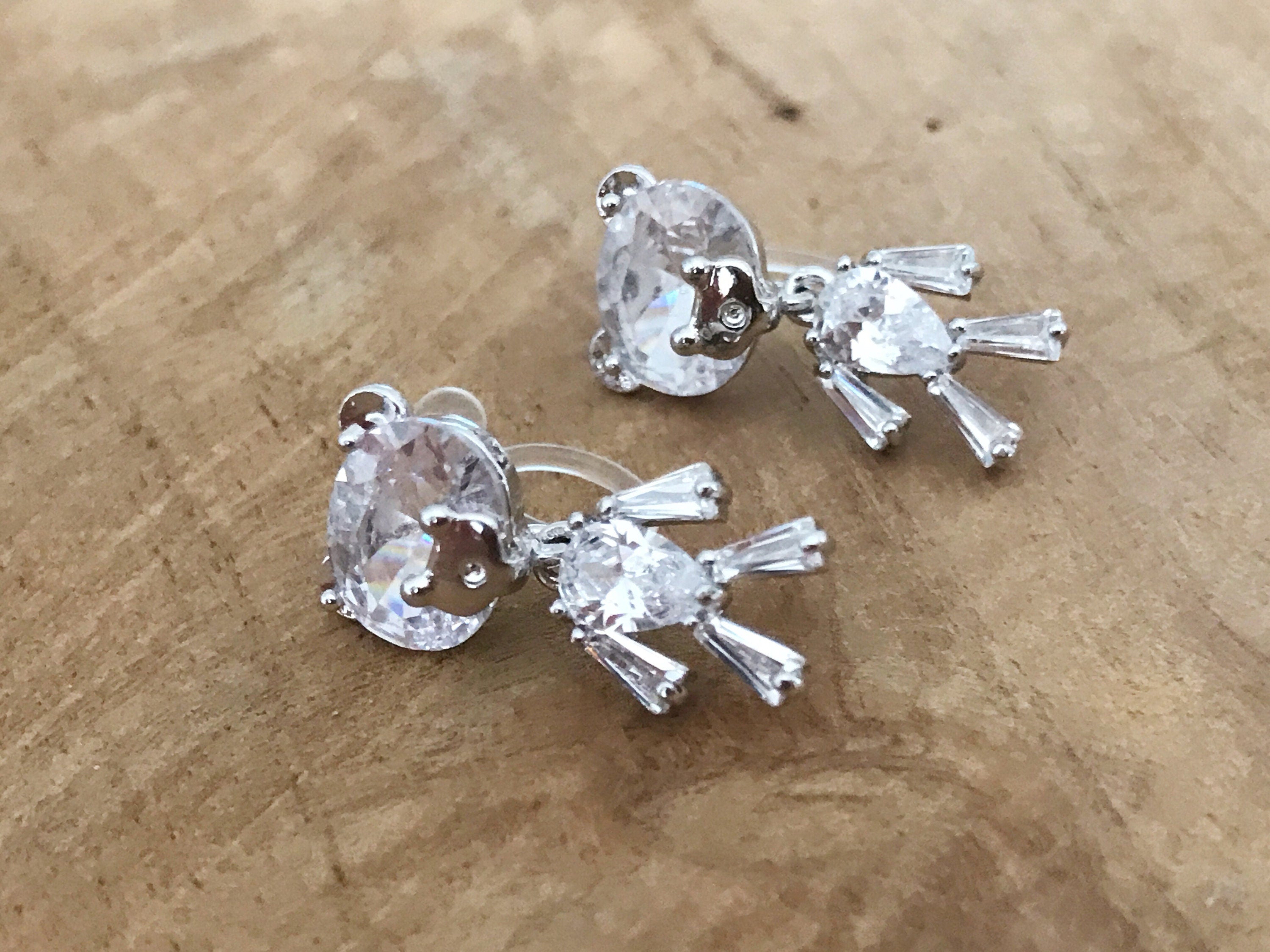 Sweet Clips d'oreilles INVISIBLES, Petit Ours Zircon cristal, trop mignon. Bijoux quotidien. Cadeau pour fille.