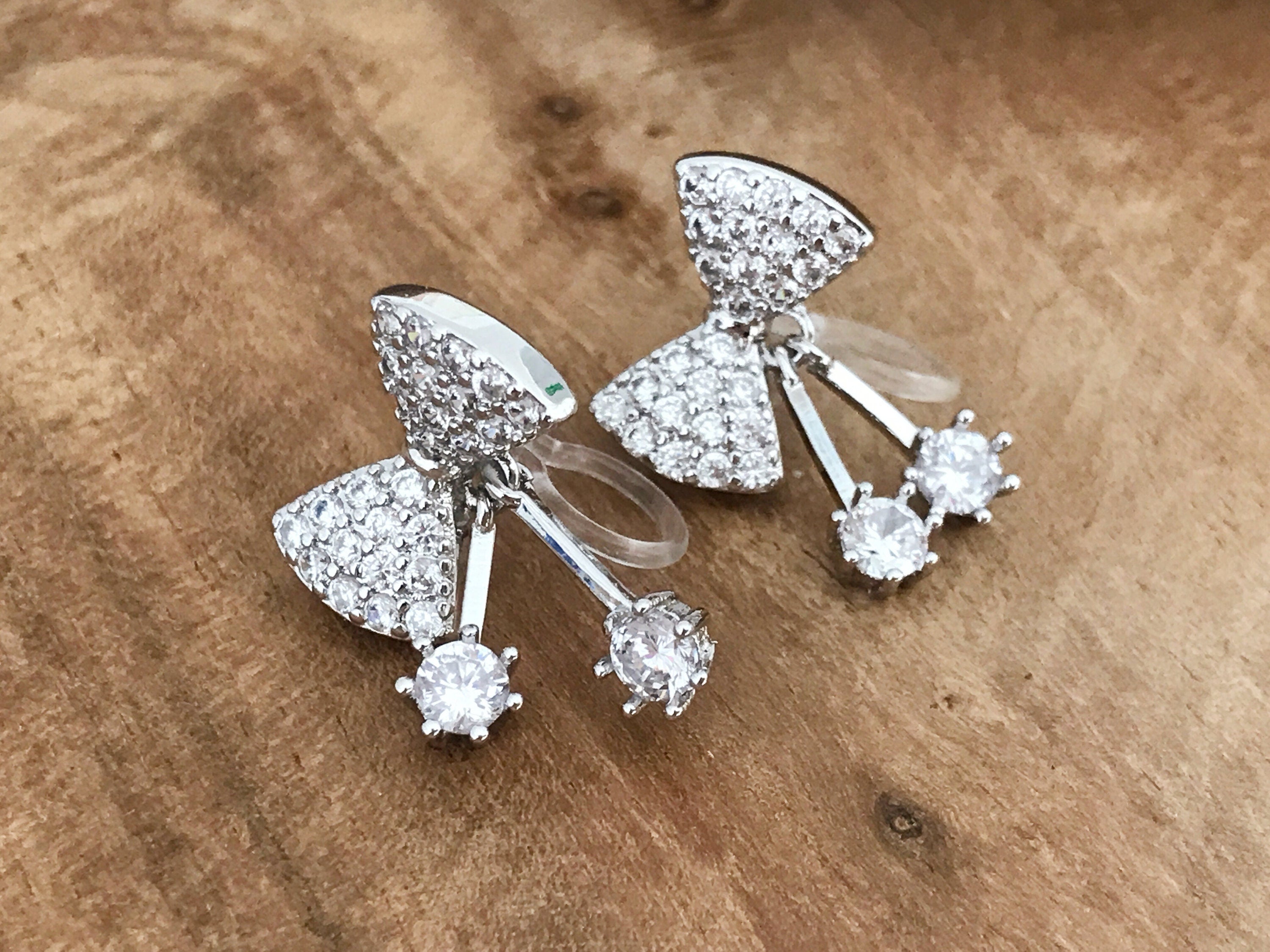 Boucles d'oreilles CLIPS invisible Noeud de papillon couleur Argent avec Zircon, Clips d'oreilles délicat.