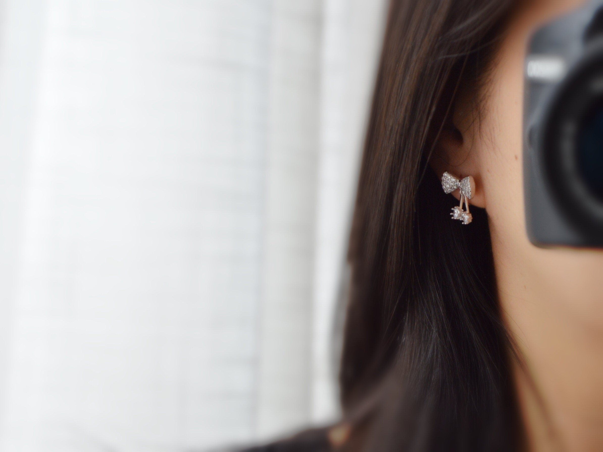 Boucles d'oreilles CLIPS invisible Noeud de papillon couleur Argent avec Zircon, Clips d'oreilles délicat.