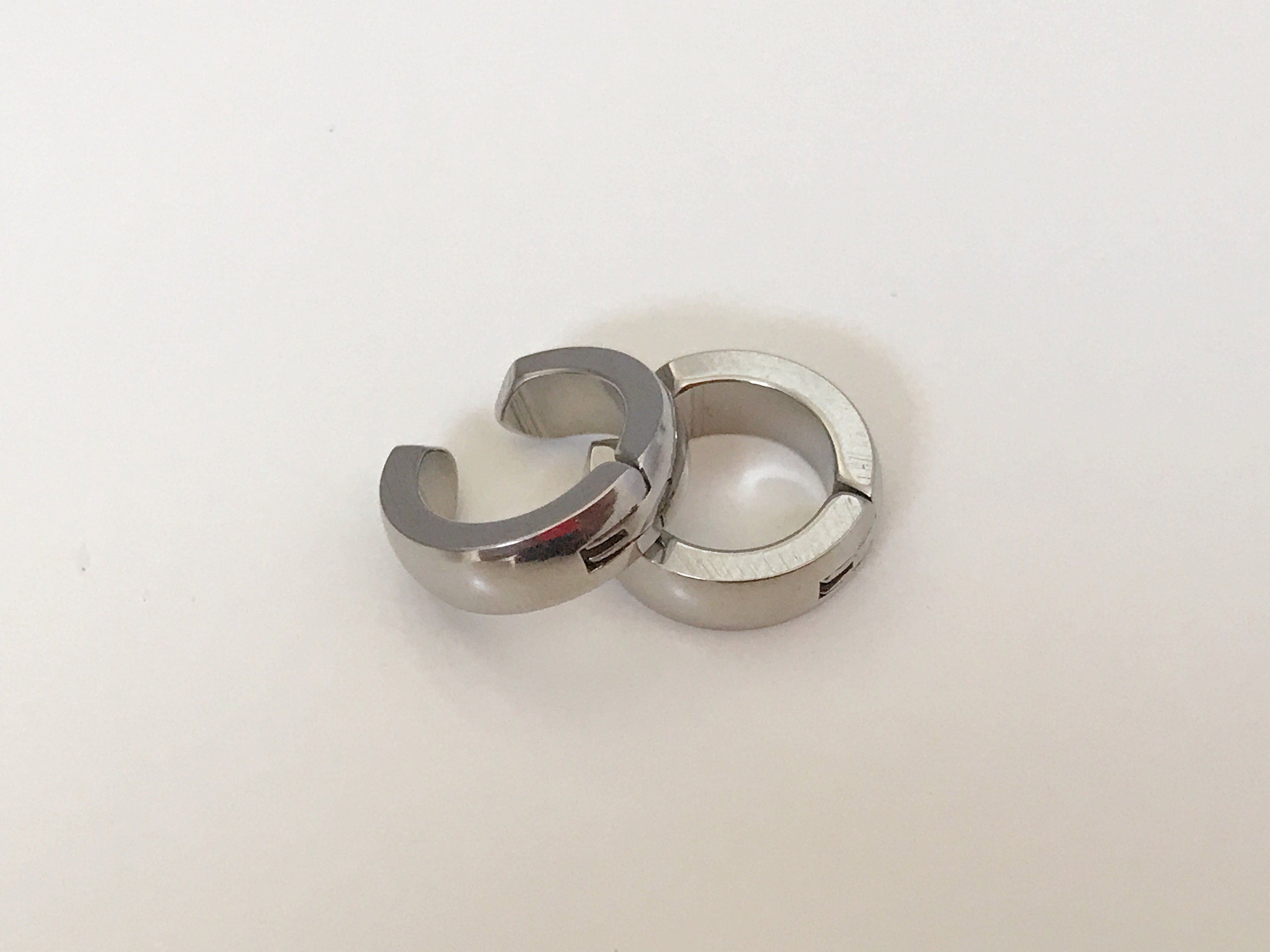 Boucles d'oreille CLIPS Pince Anneaux couleur Argent, Noir, Or, Bleu pour oreilles non percées. Bijoux quotidien