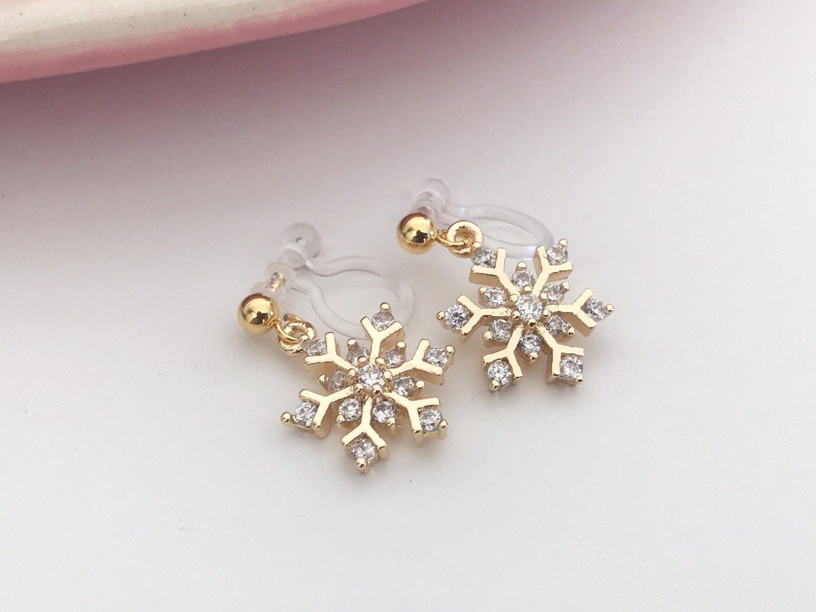 Flocon de Neige. Clips invisible laiton plaqué d'or, Zircon. Bijoux Délicates. Cadeaux Noël Prêt à offrir