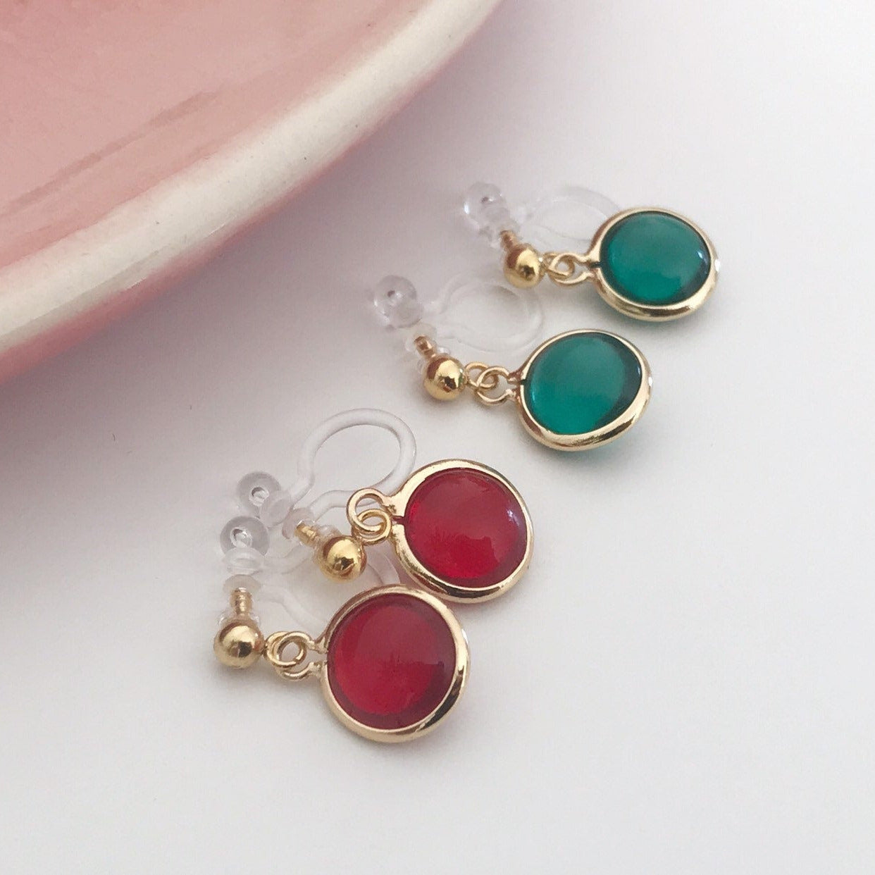 Perles rouges ou vert. Clips d'oreilles invisibles doré. Bijoux minimalistes