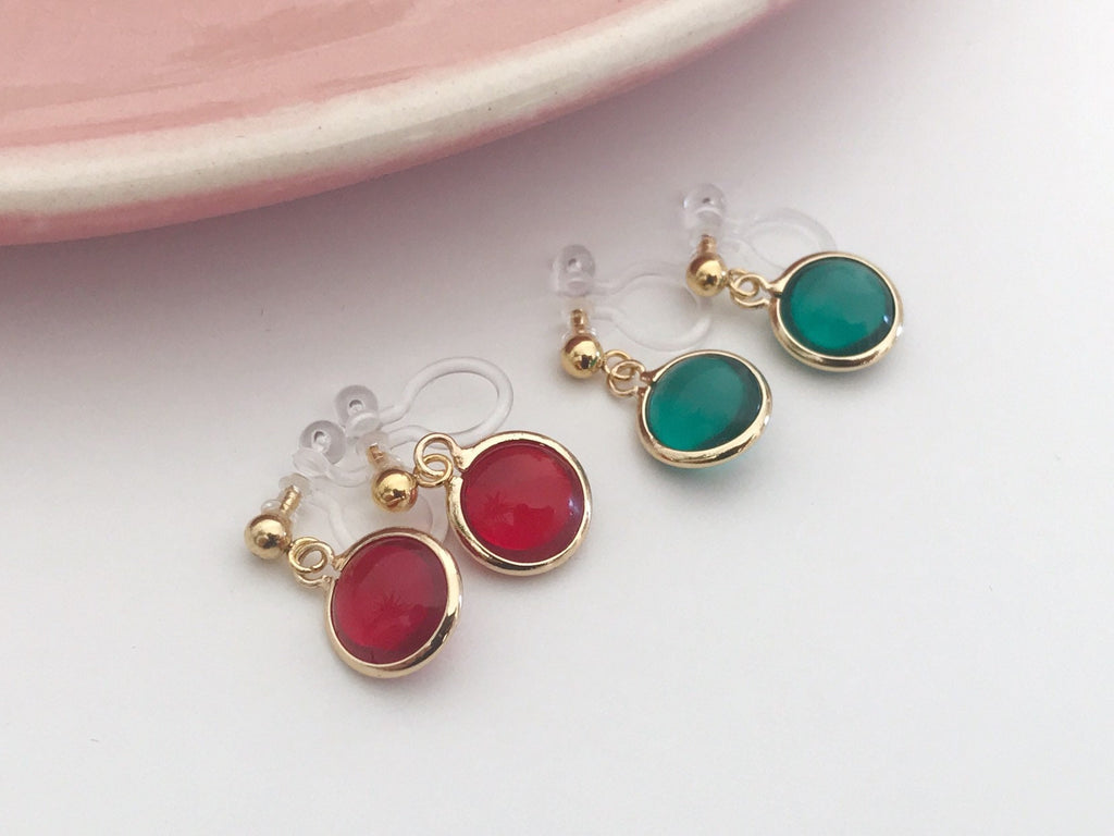 Perles rouges ou vert. Clips d'oreilles invisibles doré. Bijoux minimalistes