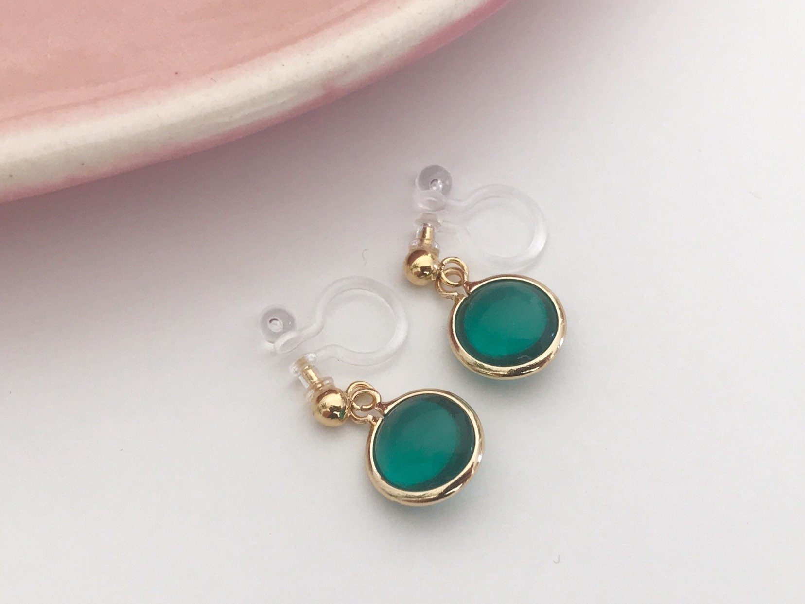 Perles rouges ou vert. Clips d'oreilles invisibles doré. Bijoux minimalistes