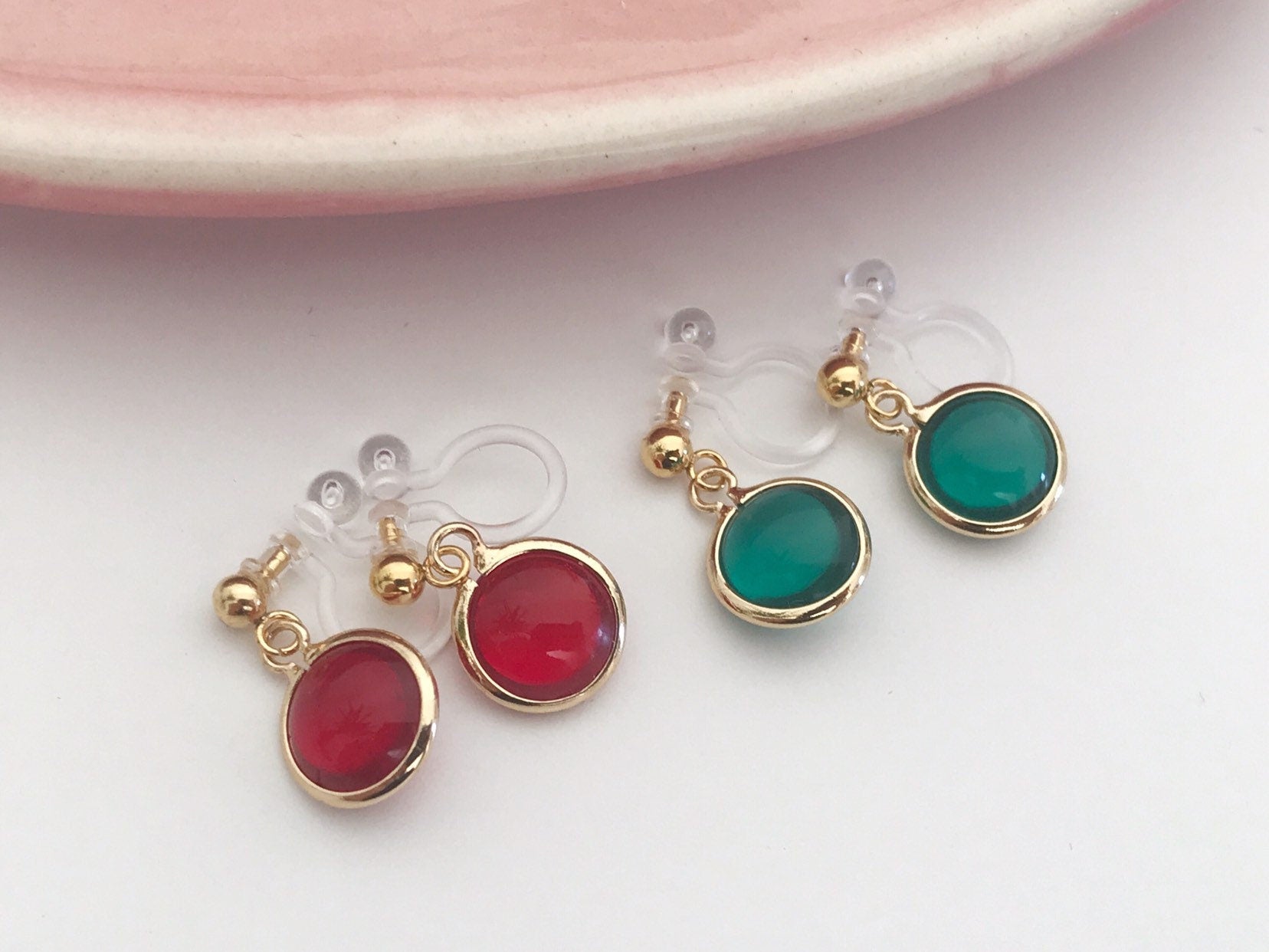 Perles rouges ou vert. Clips d'oreilles invisibles doré. Bijoux minimalistes