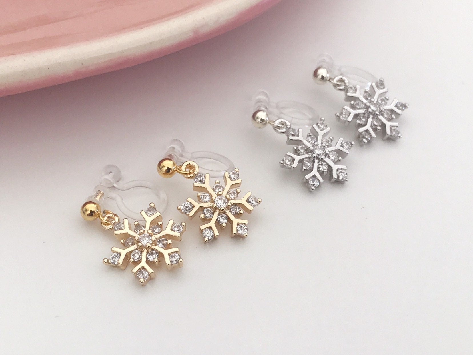 Flocon de Neige. Clips invisible laiton plaqué d'or, Zircon. Bijoux Délicates. Cadeaux Noël Prêt à offrir