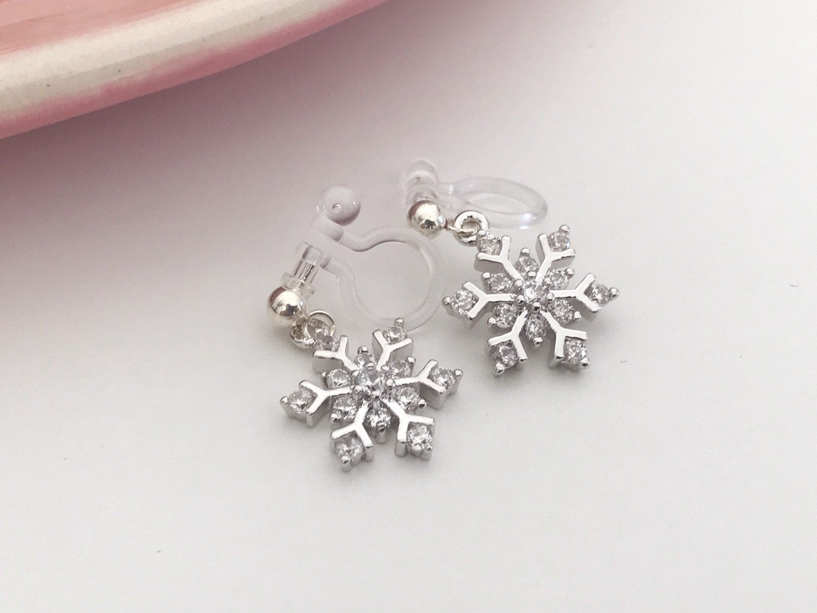 Flocon de Neige. Clips invisible laiton plaqué d'or, Zircon. Bijoux Délicates. Cadeaux Noël Prêt à offrir