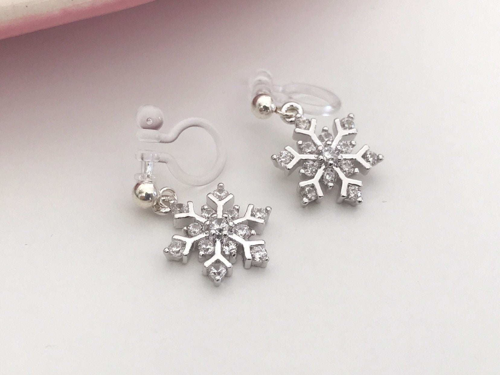 Flocon de Neige. Clips invisible laiton plaqué d'or, Zircon. Bijoux Délicates. Cadeaux Noël Prêt à offrir