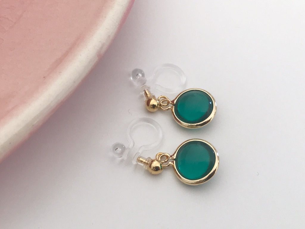 Perles rouges ou vert. Clips d'oreilles invisibles doré. Bijoux minimalistes