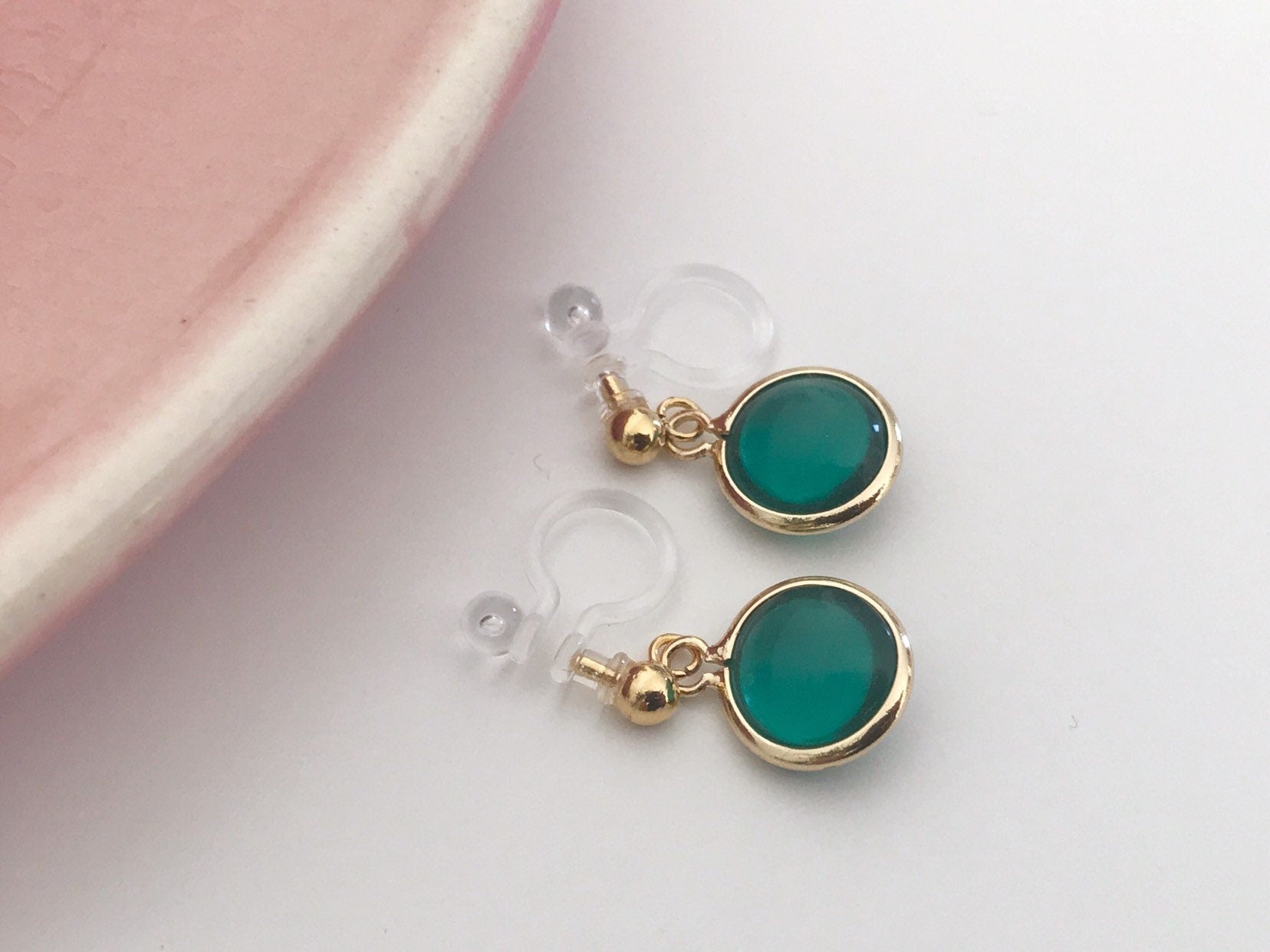 Perles rouges ou vert. Clips d'oreilles invisibles doré. Bijoux minimalistes