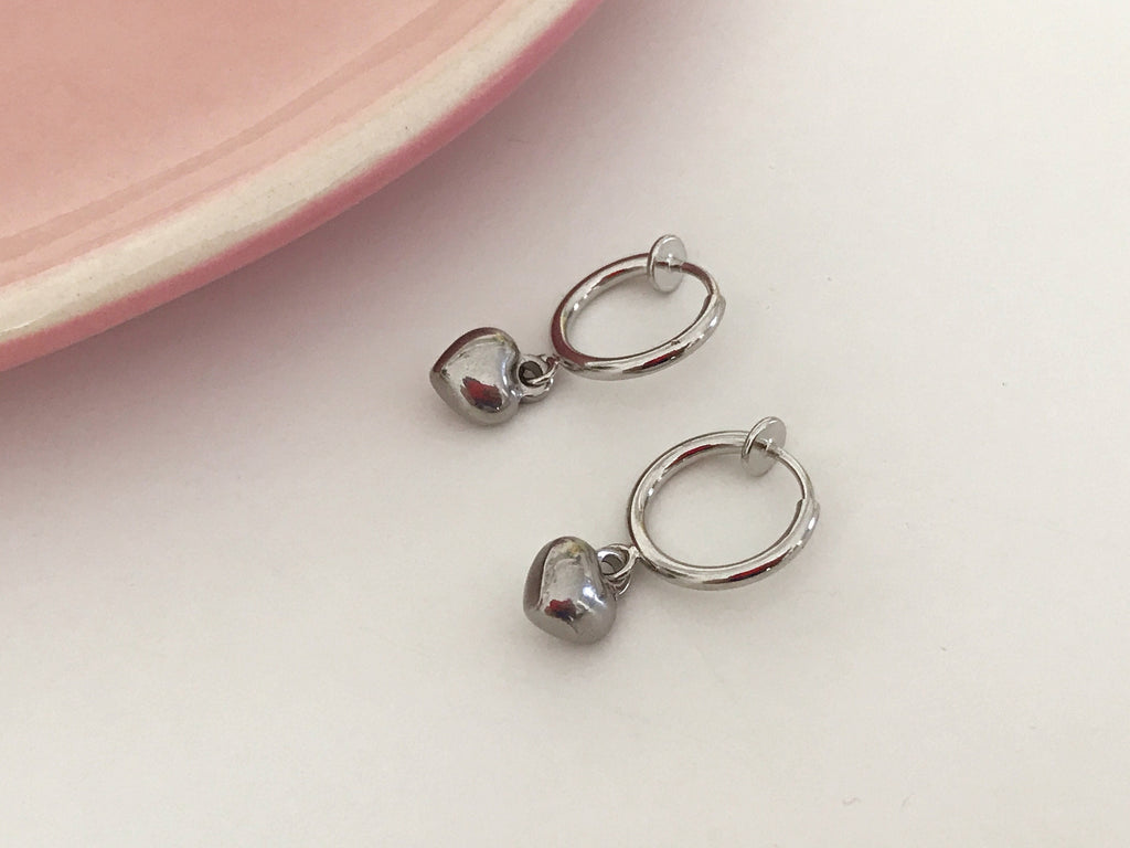 Boucles d'oreilles CLIPS anneaux en métal argenté, Clips d'oreilles Mini coeur argenté Bijoux quotidien
