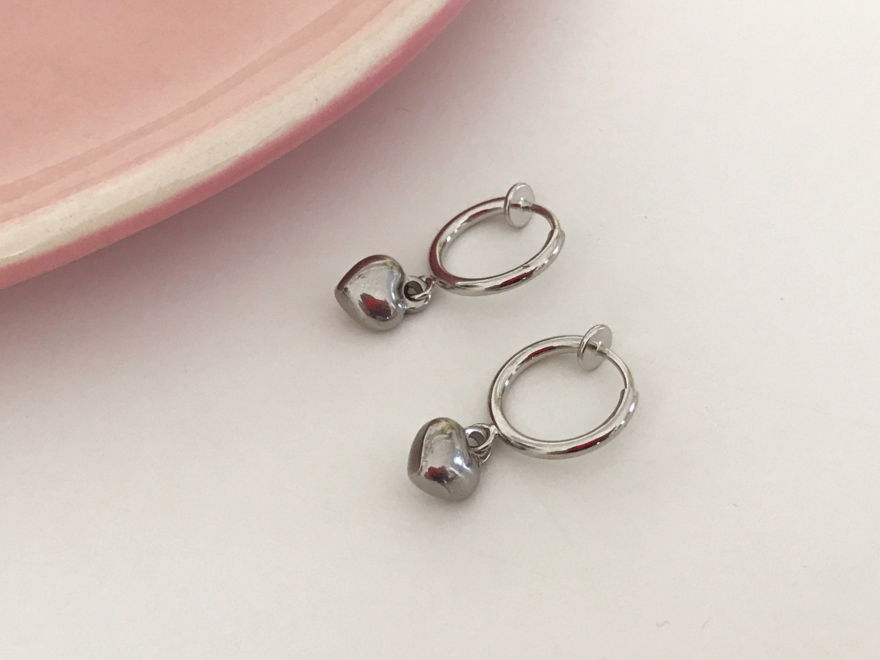 Boucles d'oreilles CLIPS anneaux en métal argenté, Clips d'oreilles Mini coeur argenté Bijoux quotidien