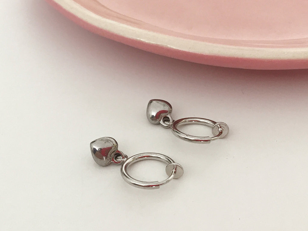 Boucles d'oreilles CLIPS anneaux en métal argenté, Clips d'oreilles Mini coeur argenté Bijoux quotidien