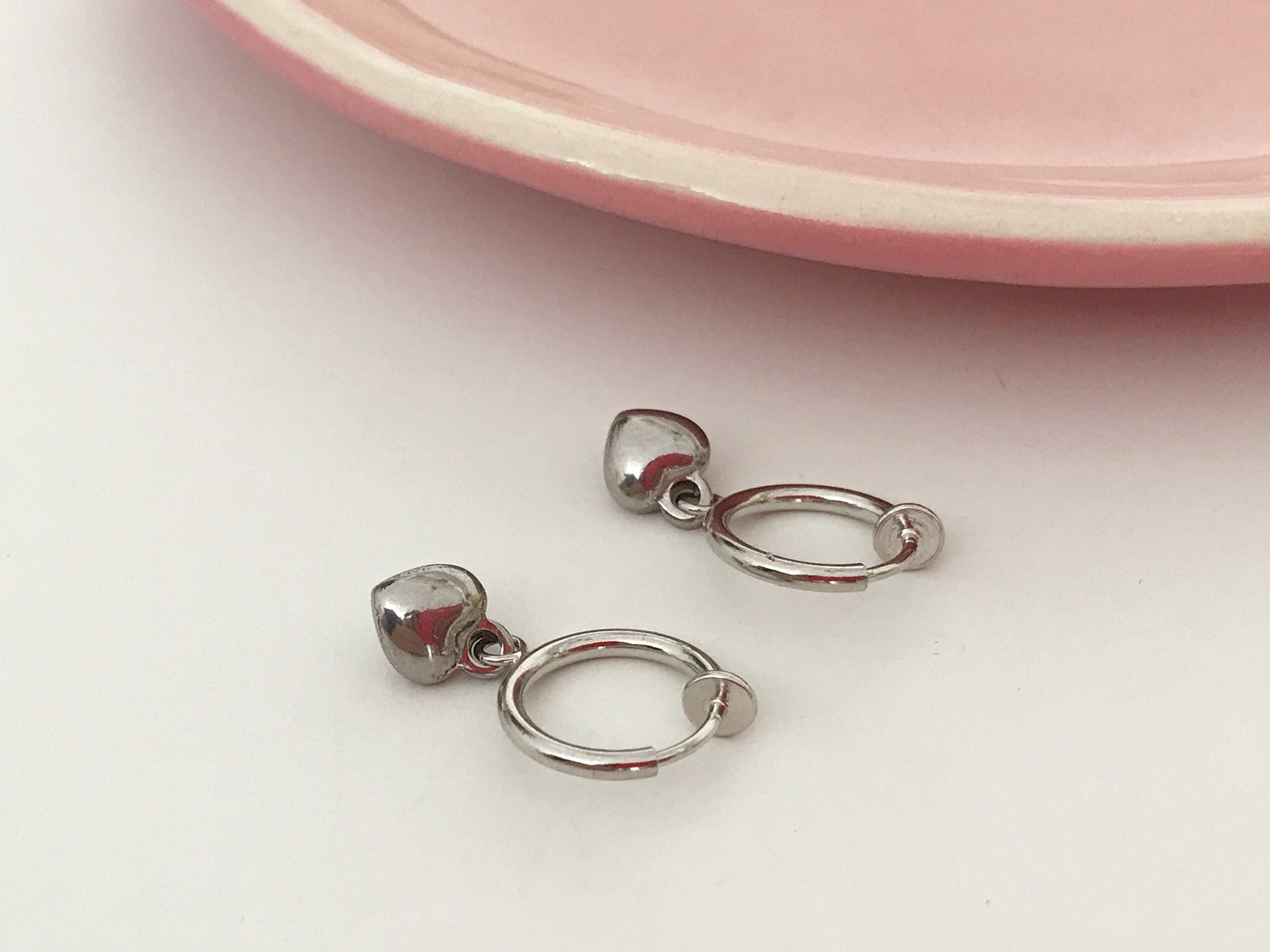 Boucles d'oreilles CLIPS anneaux en métal argenté, Clips d'oreilles Mini coeur argenté Bijoux quotidien