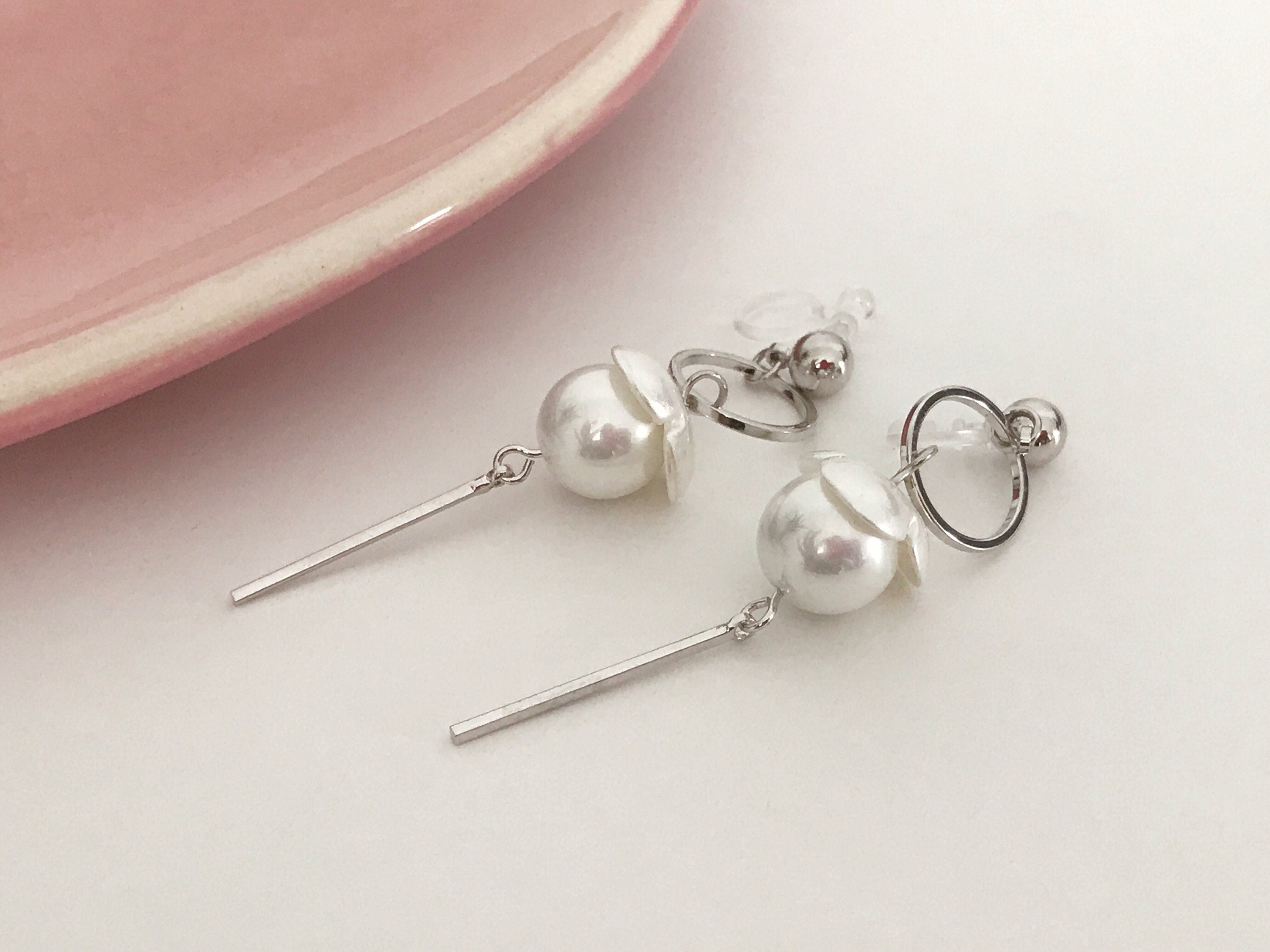 Longues Clips d'oreilles Cercle argenté, Fleur blanche, Grande Perle blanche, Barre argenté CLIPS Invisible pendantes confortable