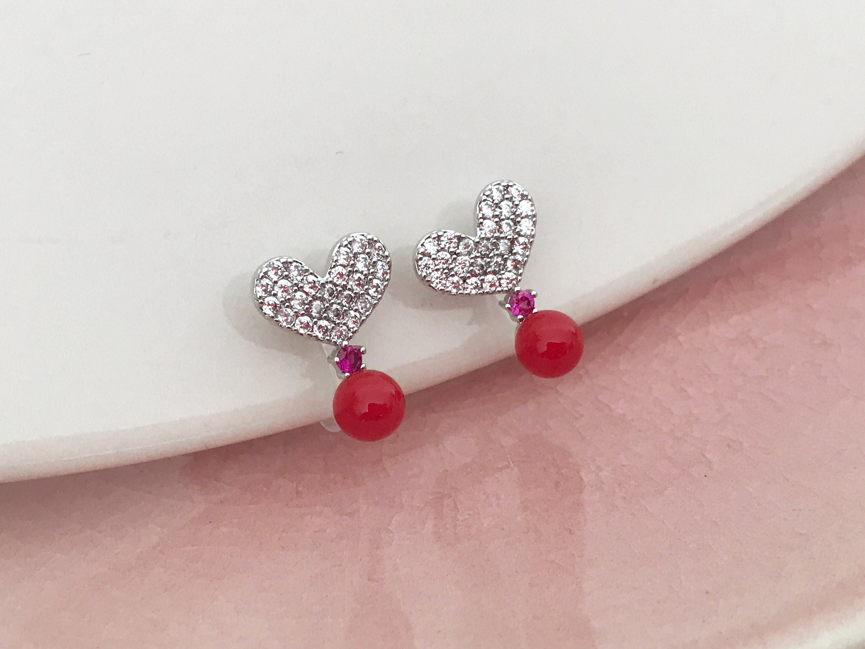 Clips d'oreilles Petit Coeur argenté mini zircon blanc et Rose, Petite Perle rouge. Bijoux quotidien. Boucles d'oreilles Clips INVISIBLES
