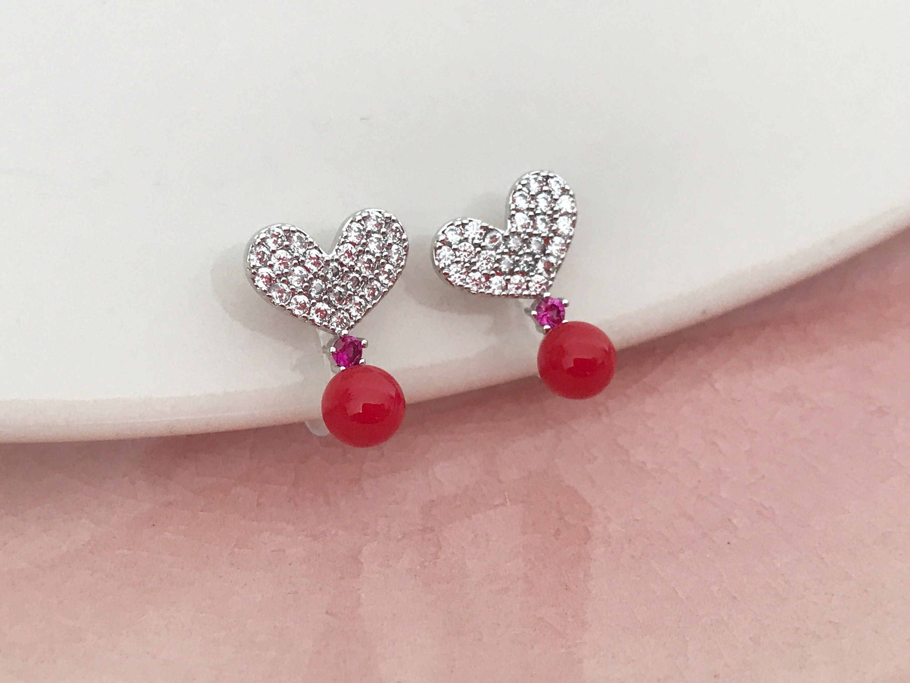 Clips d'oreilles Petit Coeur argenté mini zircon blanc et Rose, Petite Perle rouge. Bijoux quotidien. Boucles d'oreilles Clips INVISIBLES