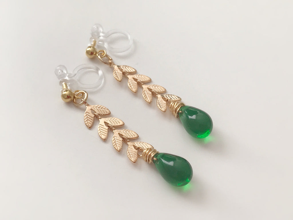 Boucles d'oreilles pendantes CLIPS INVISIBLES couleur doré, Chaîne feuilles, Perle goutte d'eau émeraude vert / Vert poan, bijoux quotidien.