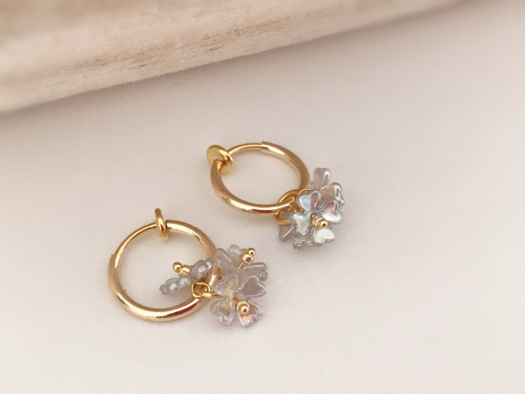 Clips d'oreille 2-EN-1 CLIPS anneaux doré. Mini perles fleur gris, très mignon Bijoux quotidien Anneaux 1.3cm