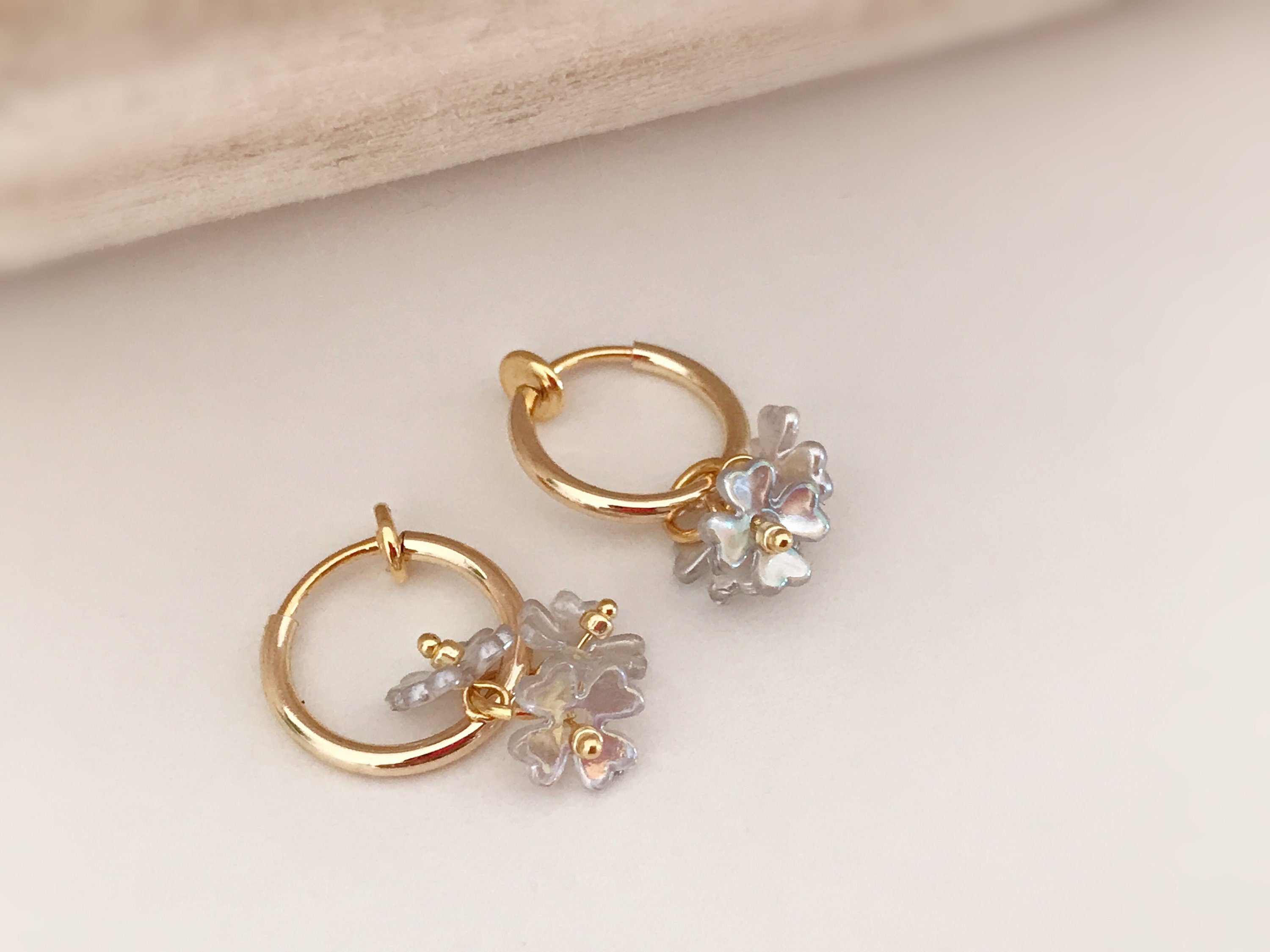 Clips d'oreille 2-EN-1 CLIPS anneaux doré. Mini perles fleur gris, très mignon Bijoux quotidien Anneaux 1.3cm
