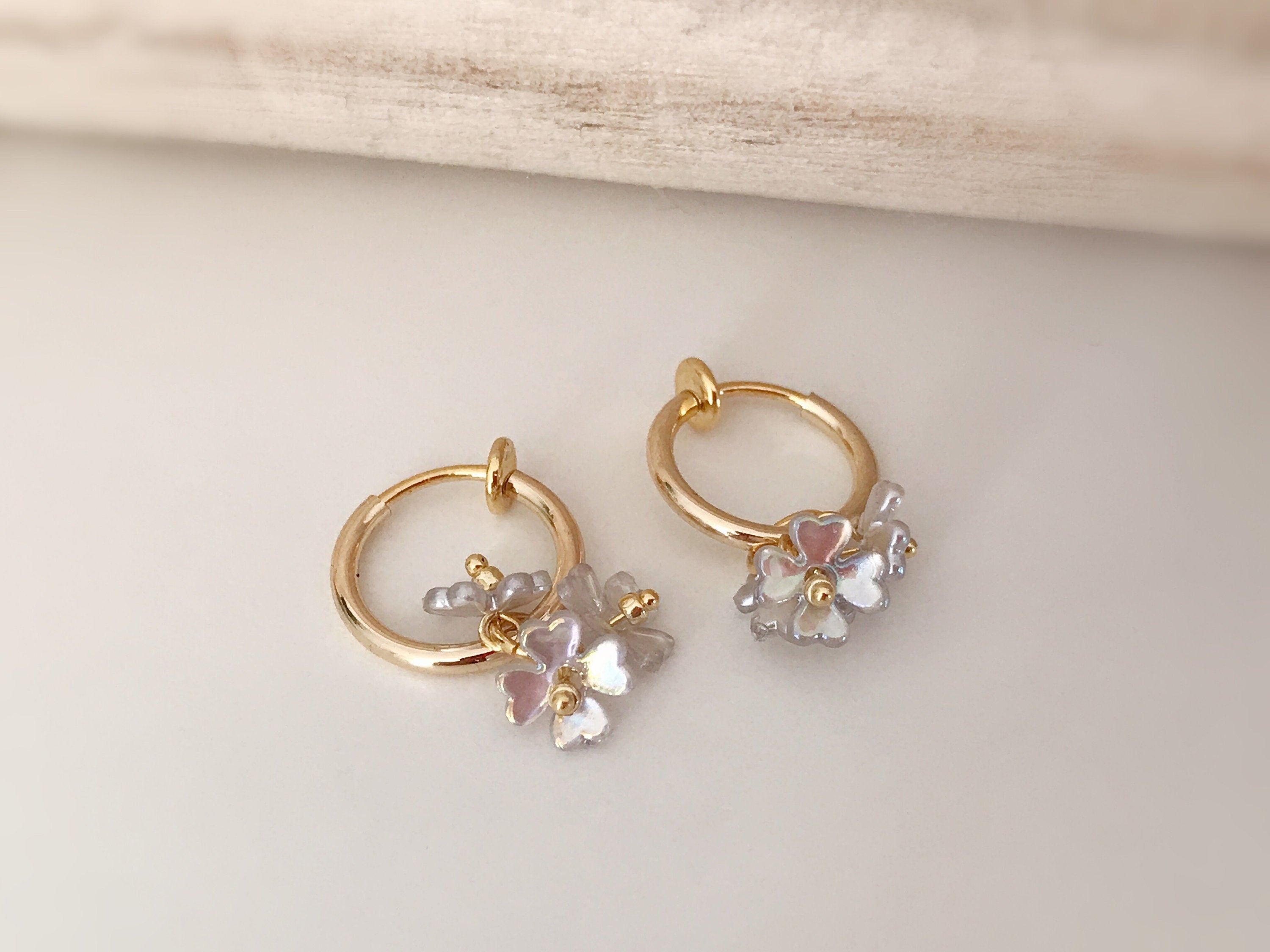 Clips d'oreille 2-EN-1 CLIPS anneaux doré. Mini perles fleur gris, très mignon Bijoux quotidien Anneaux 1.3cm