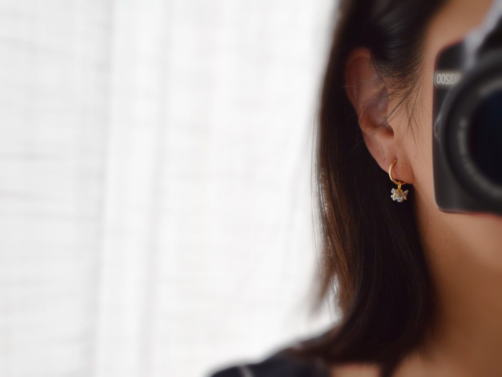 Clips d'oreille 2-EN-1 CLIPS anneaux doré. Mini perles fleur gris, très mignon Bijoux quotidien Anneaux 1.3cm