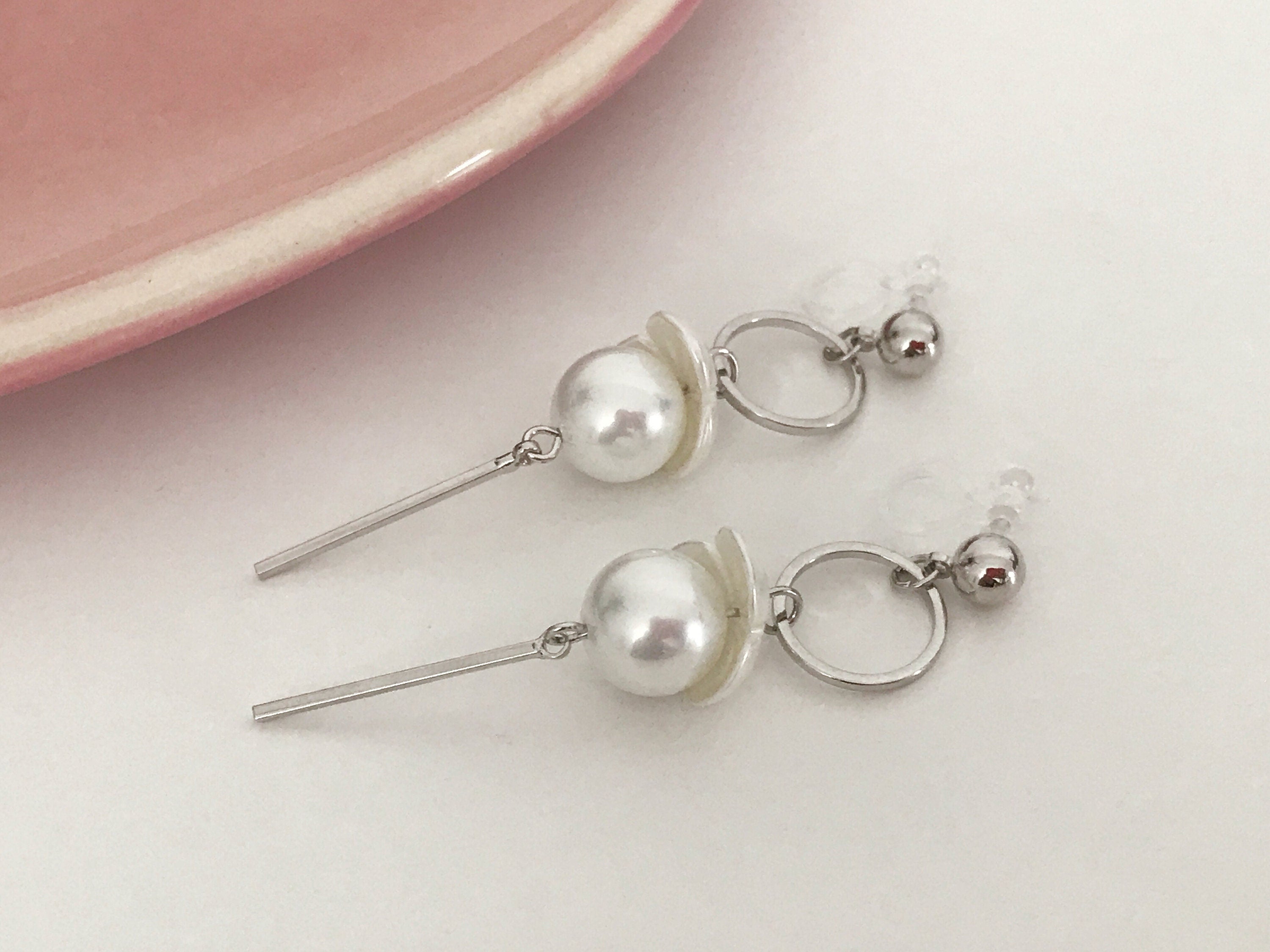 Longues Clips d'oreilles Cercle argenté, Fleur blanche, Grande Perle blanche, Barre argenté CLIPS Invisible pendantes confortable