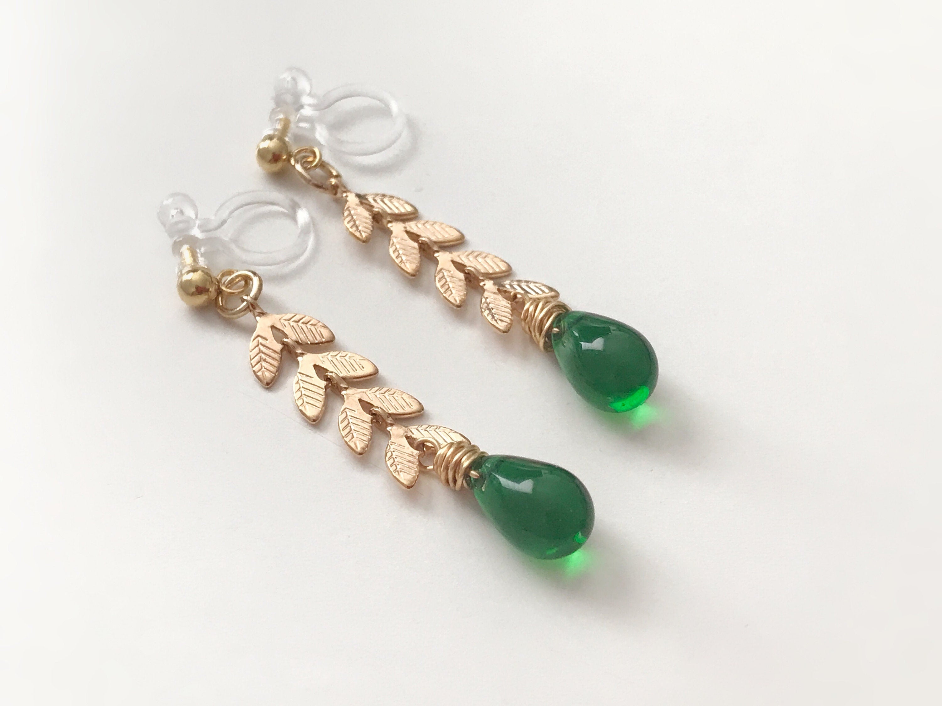 Boucles d'oreilles pendantes CLIPS INVISIBLES couleur doré, Chaîne feuilles, Perle goutte d'eau émeraude vert / Vert poan, bijoux quotidien.