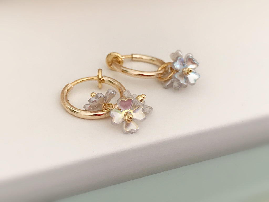 Clips d'oreille 2-EN-1 CLIPS anneaux doré. Mini perles fleur gris, très mignon Bijoux quotidien Anneaux 1.3cm