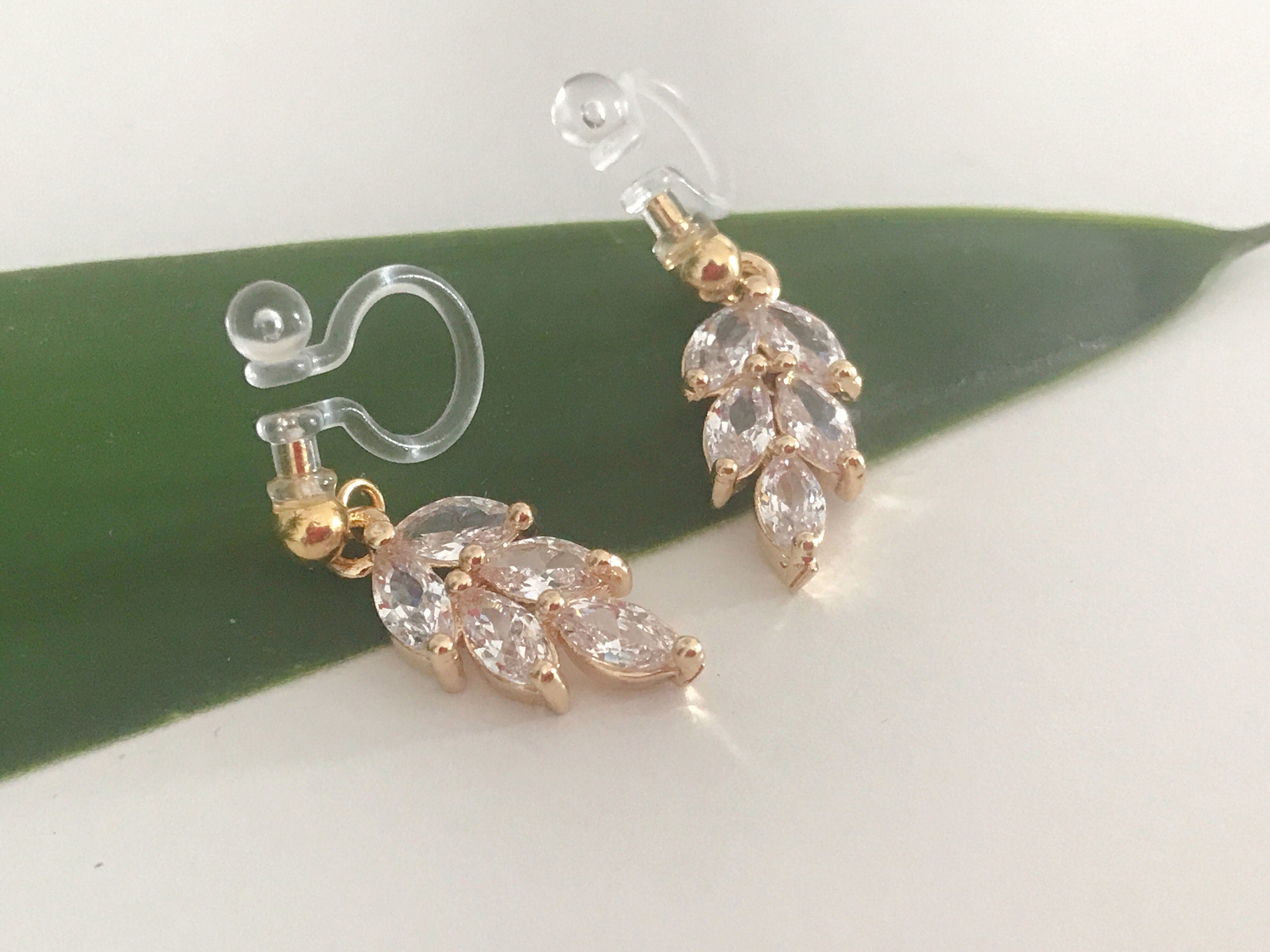 Clips d'oreilles petite feuille dorée avec zircon transparent. CLIPS Invisible délicat quotidien confortable