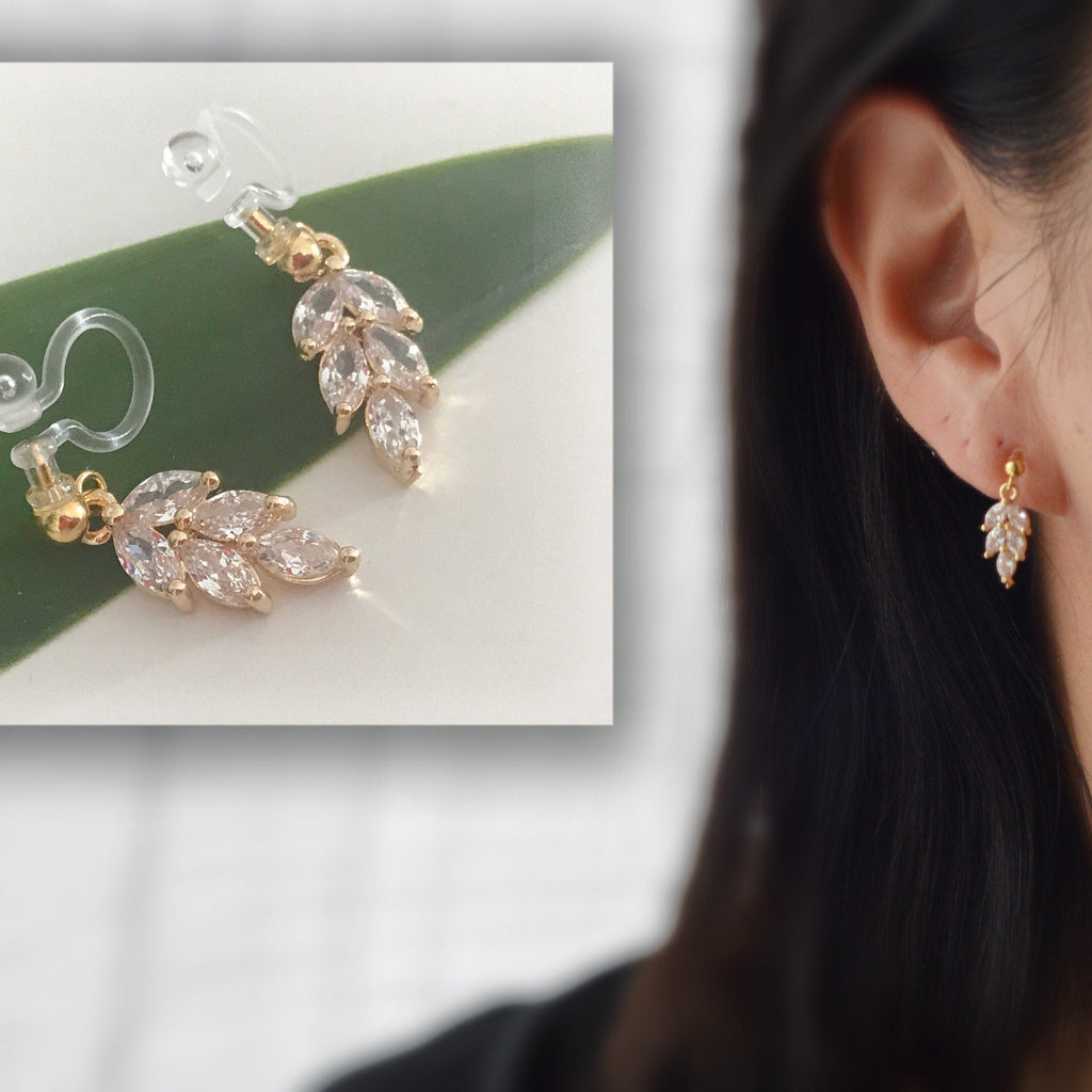 Clips d'oreilles petite feuille dorée avec zircon transparent. CLIPS Invisible délicat quotidien confortable
