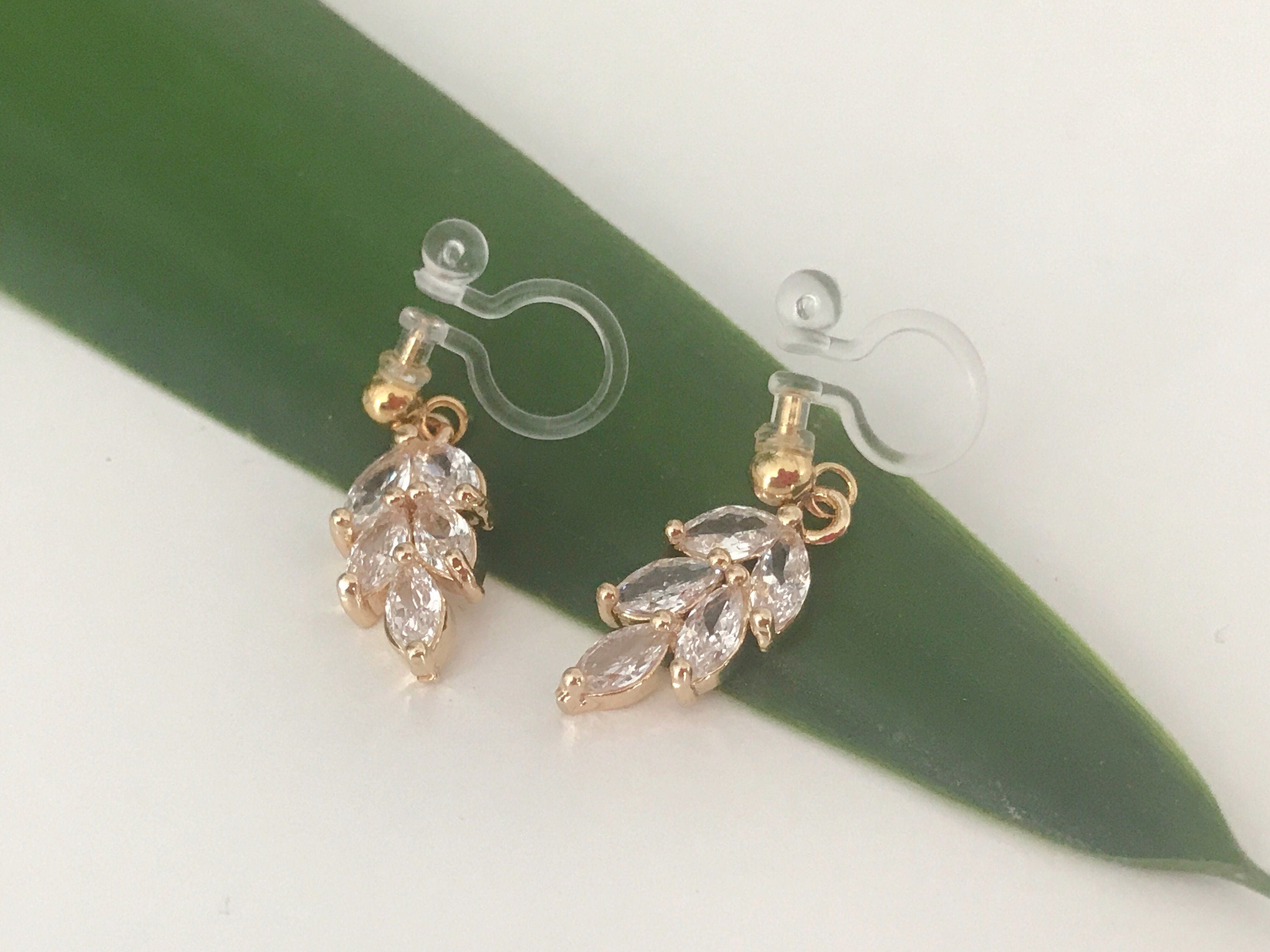 Clips d'oreilles petite feuille dorée avec zircon transparent. CLIPS Invisible délicat quotidien confortable
