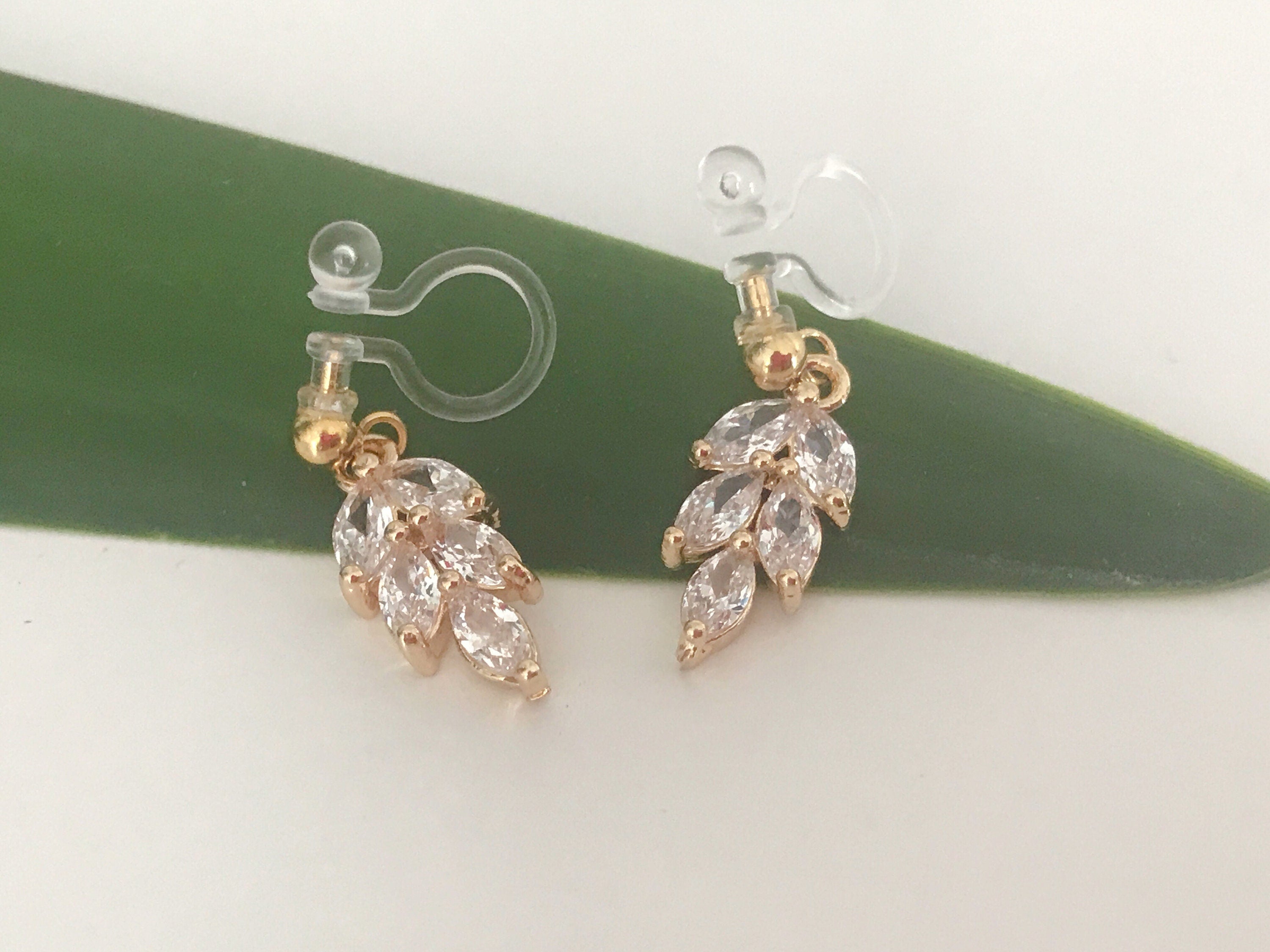 Clips d'oreilles petite feuille dorée avec zircon transparent. CLIPS Invisible délicat quotidien confortable