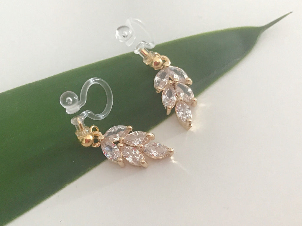 Clips d'oreilles petite feuille dorée avec zircon transparent. CLIPS Invisible délicat quotidien confortable