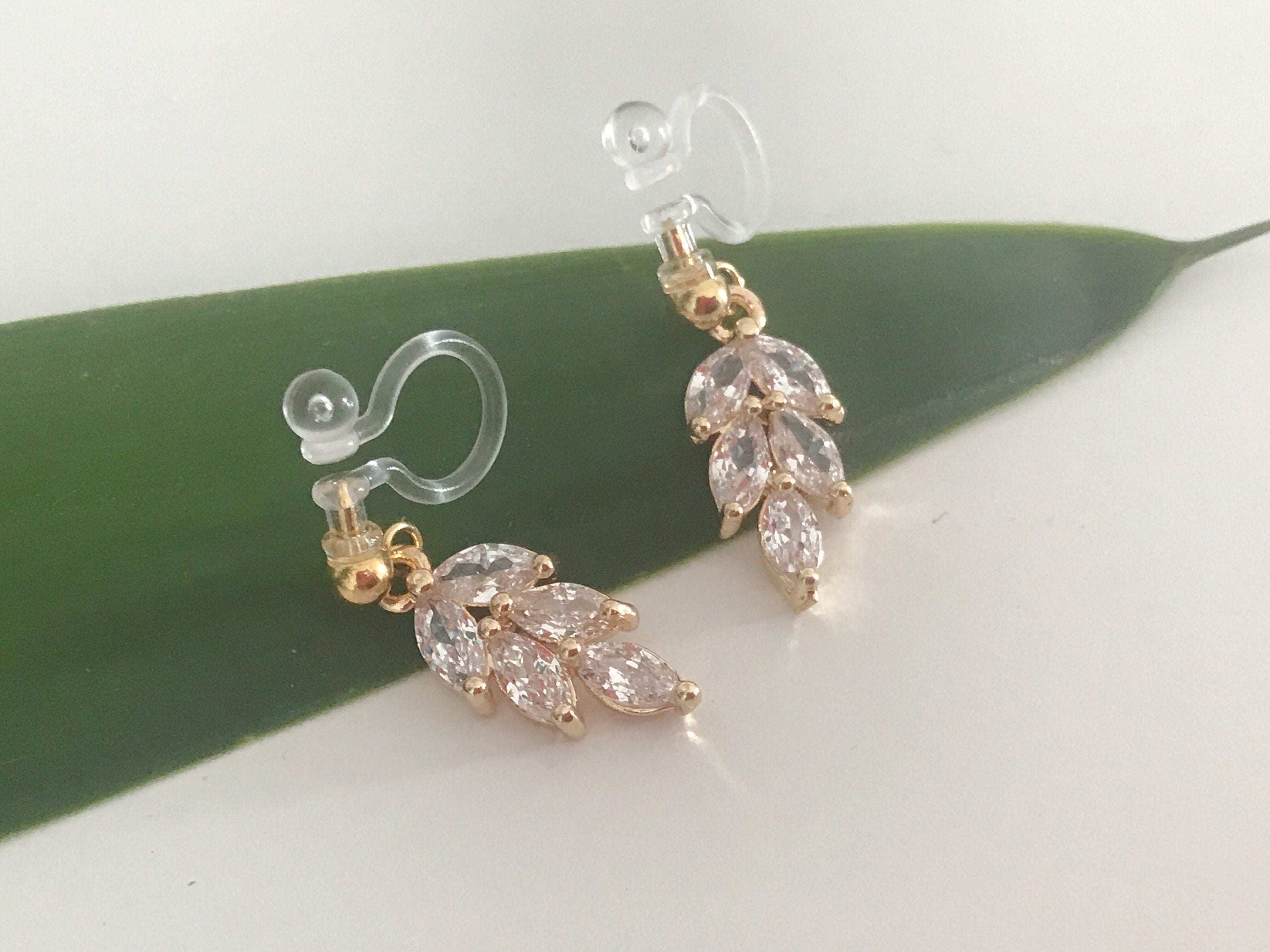 Clips d'oreilles petite feuille dorée avec zircon transparent. CLIPS Invisible délicat quotidien confortable