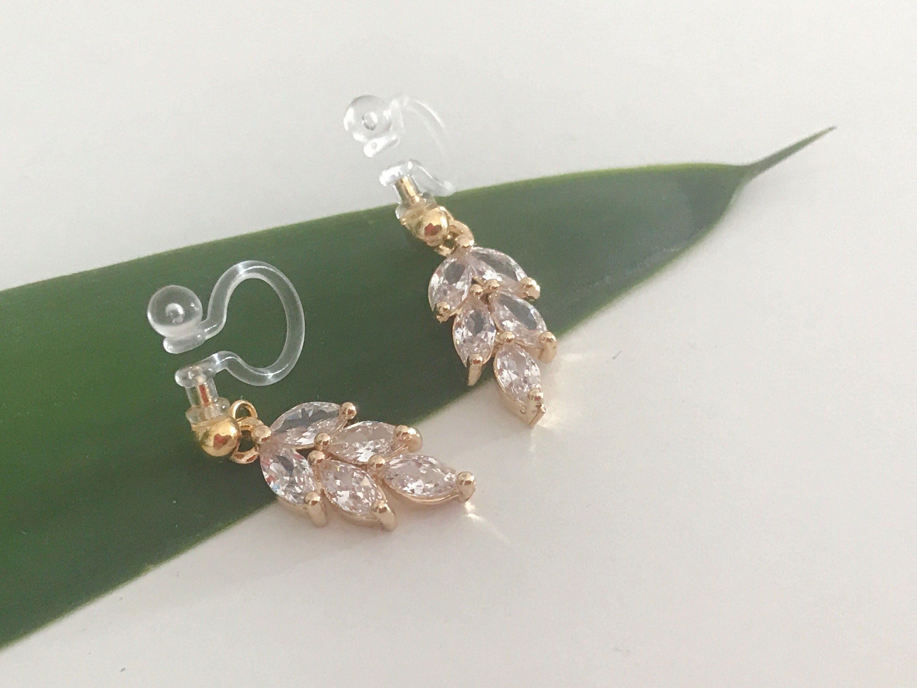 Clips d'oreilles petite feuille dorée avec zircon transparent. CLIPS Invisible délicat quotidien confortable