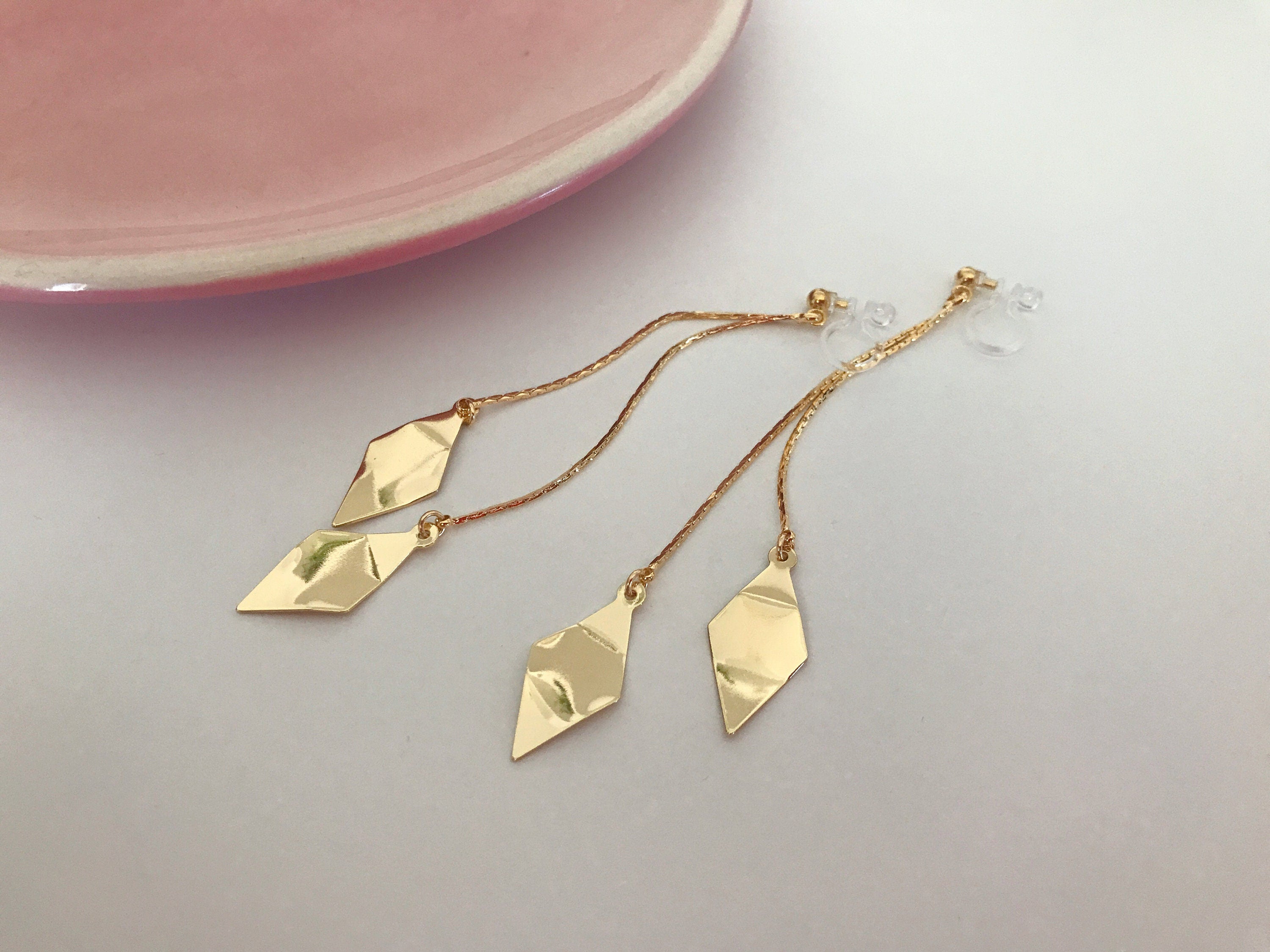 Longues Boucles d'oreilles CLIPS INVISIBLES pendantes tassel Double Losanges Torsadés couleur doré. Bijoux quotidien Cadeaux pour elle.